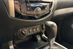 musta Nissan Navara 2017 kuva 16.