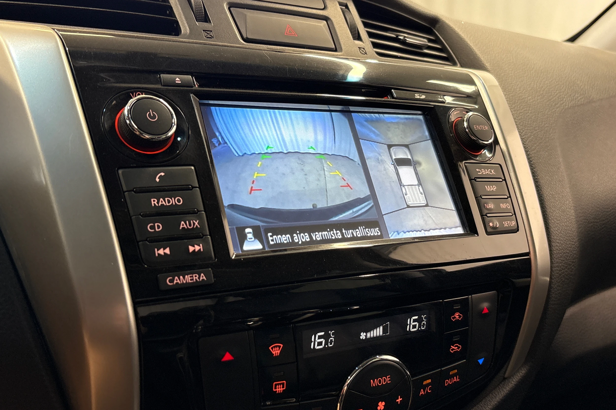 musta Nissan Navara 2017 kuva 19.