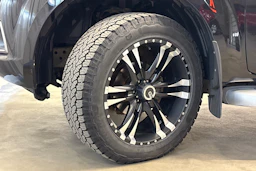 musta Nissan Navara 2017 kuva 26.