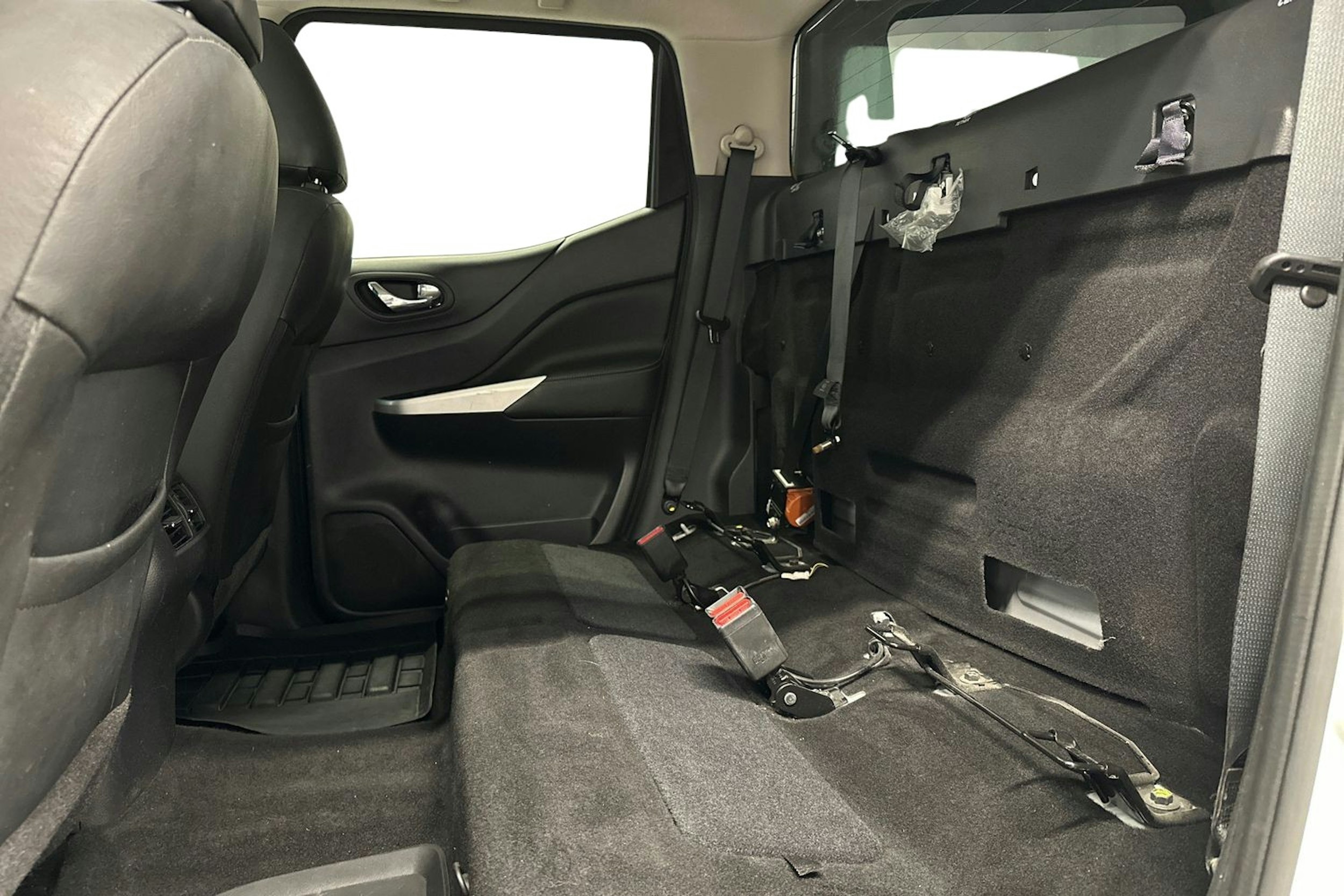 valkoinen Nissan Navara 2018 kuva 10.