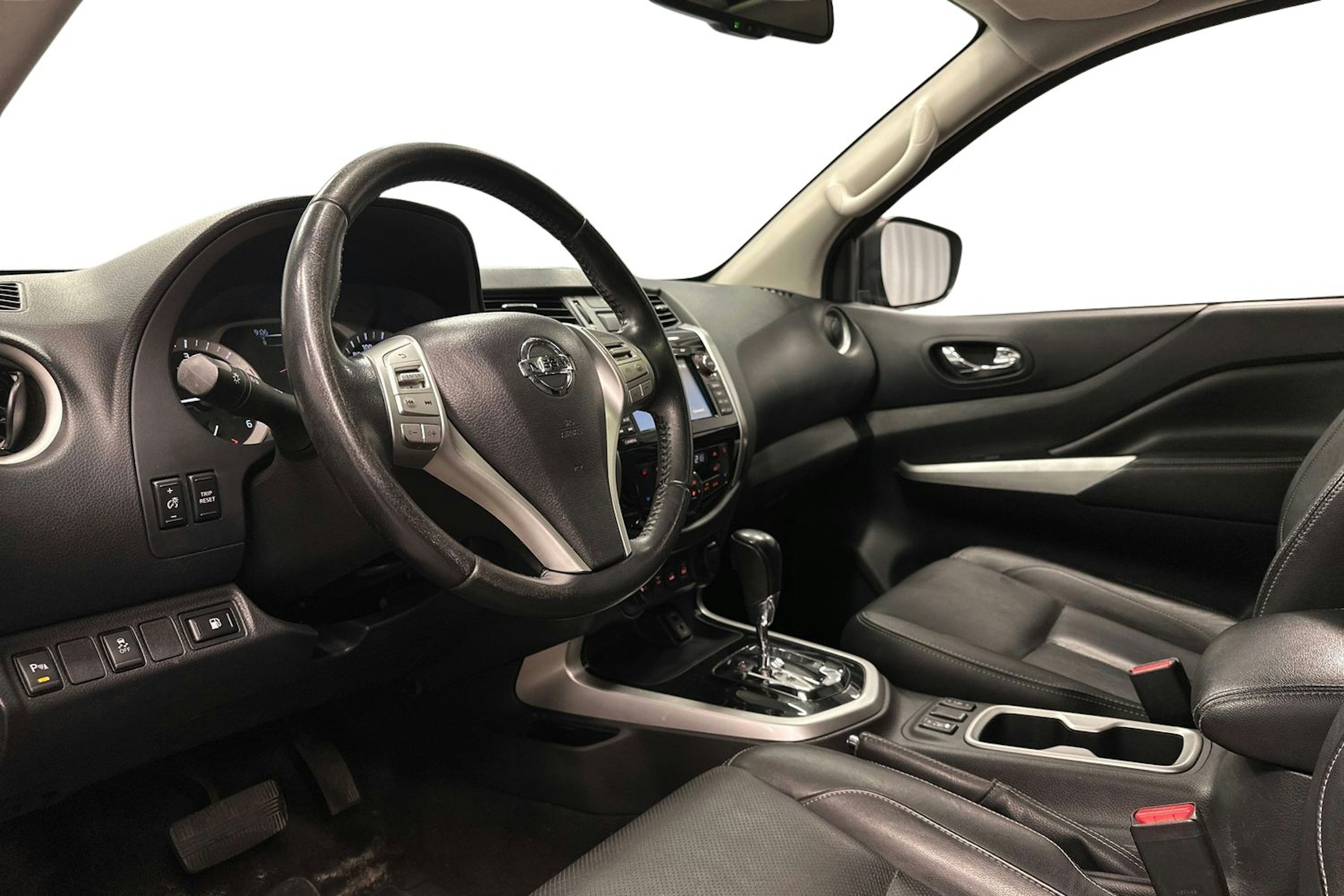musta Nissan Navara 2018 kuva 6.