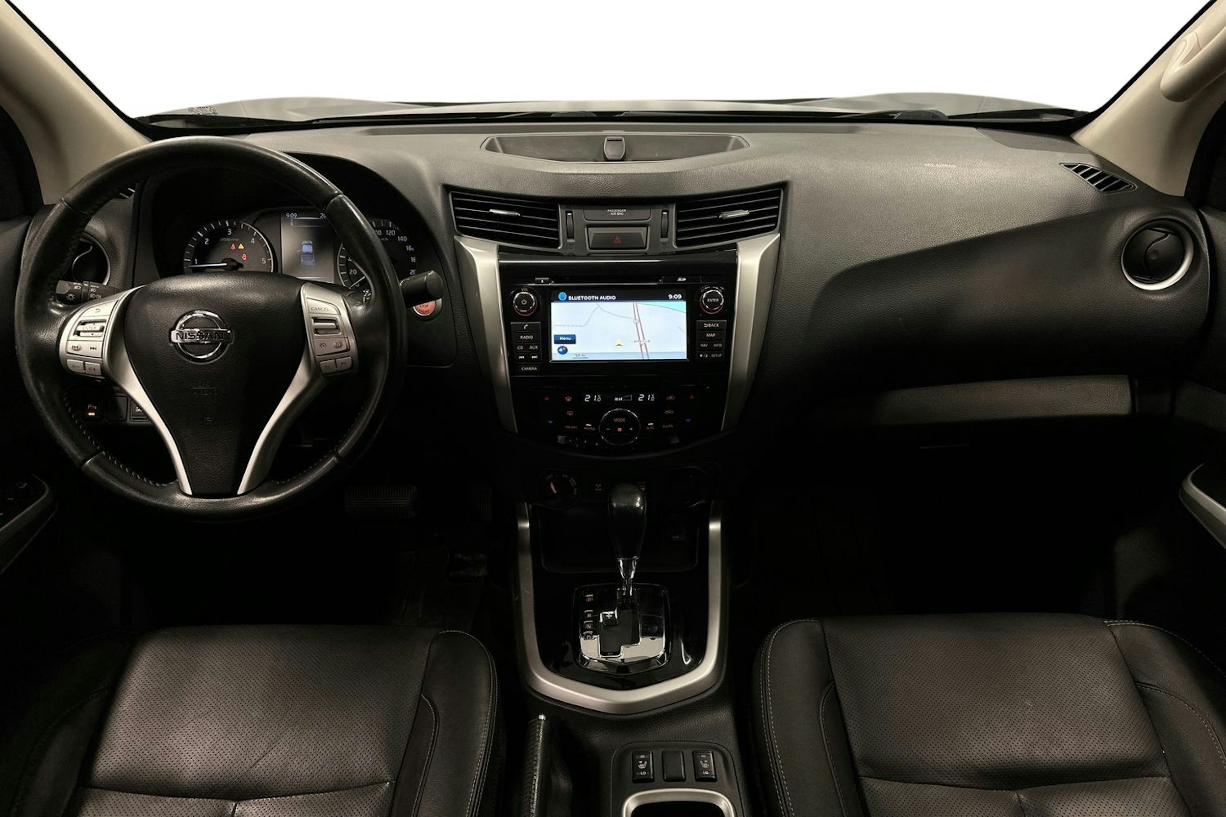 musta Nissan Navara 2018 kuva 7.