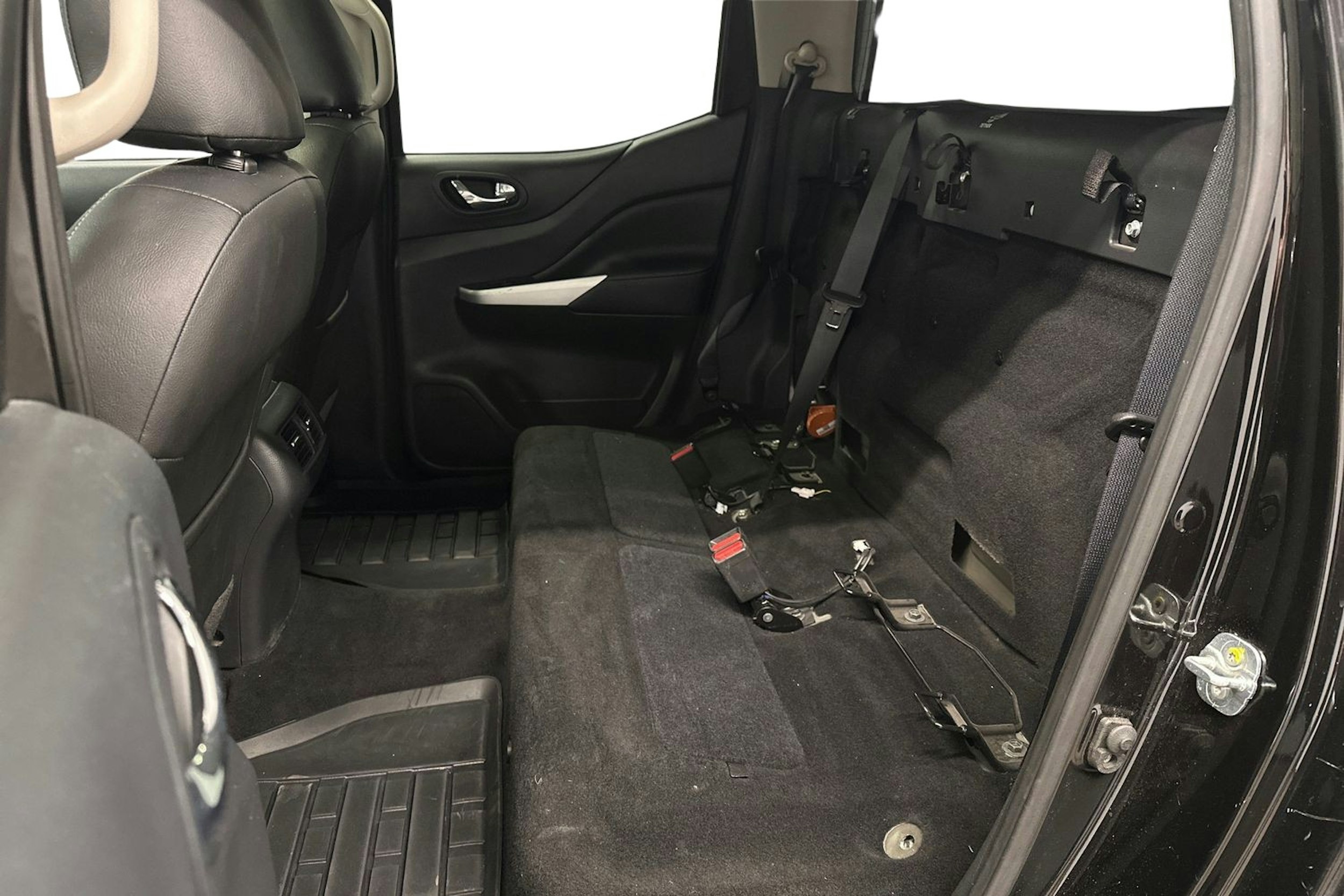musta Nissan Navara 2018 kuva 8.