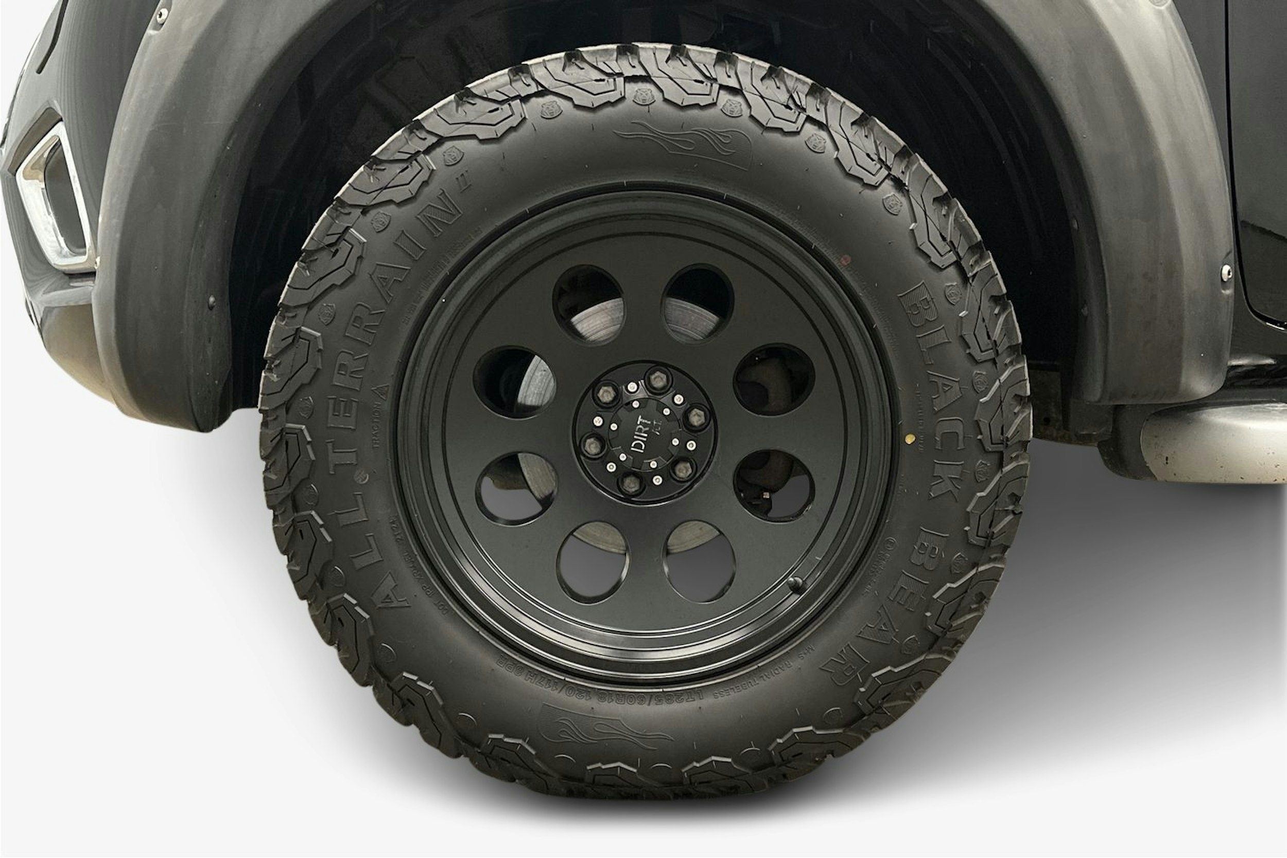 musta Nissan Navara 2018 kuva 9.