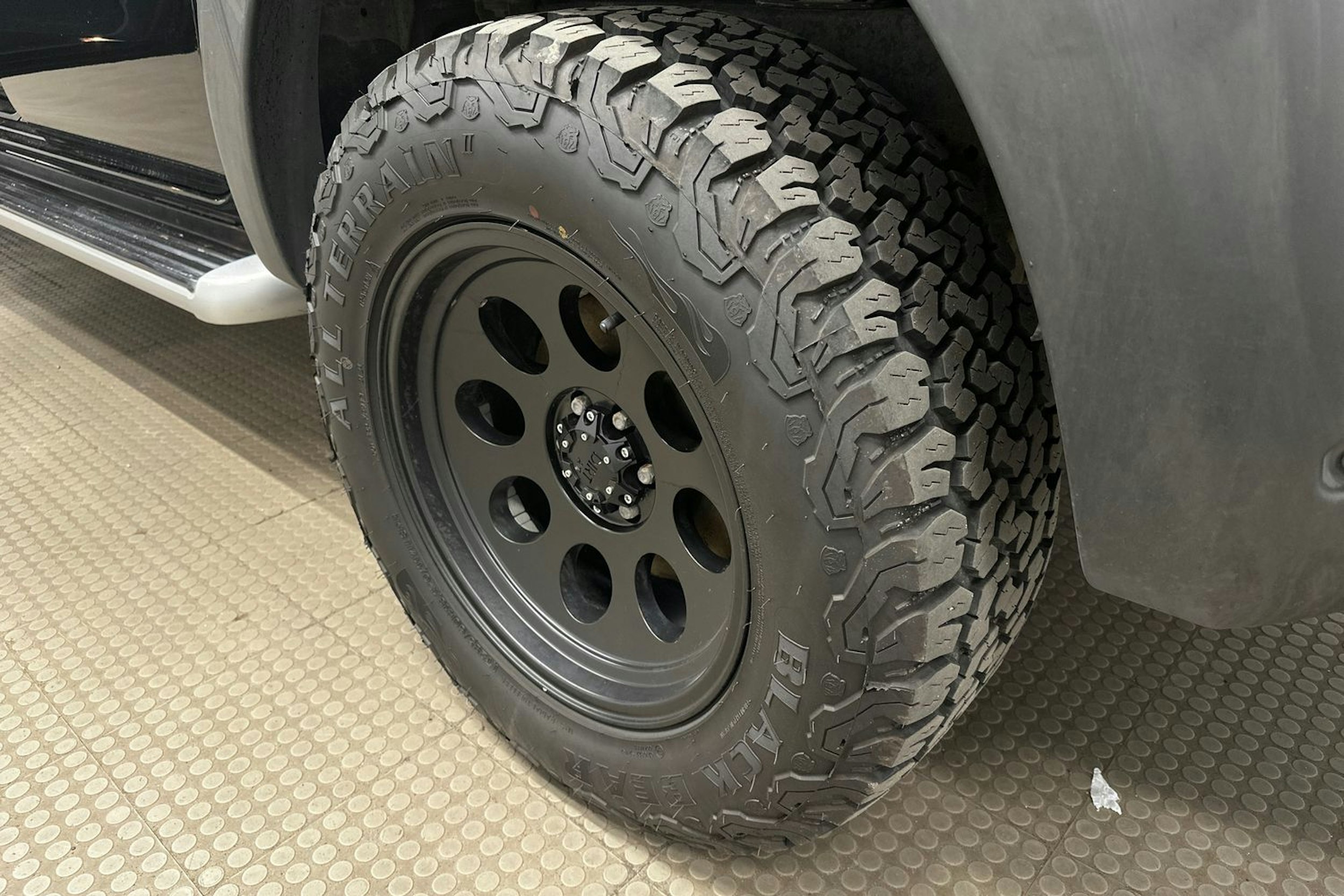 musta Nissan Navara 2018 kuva 10.