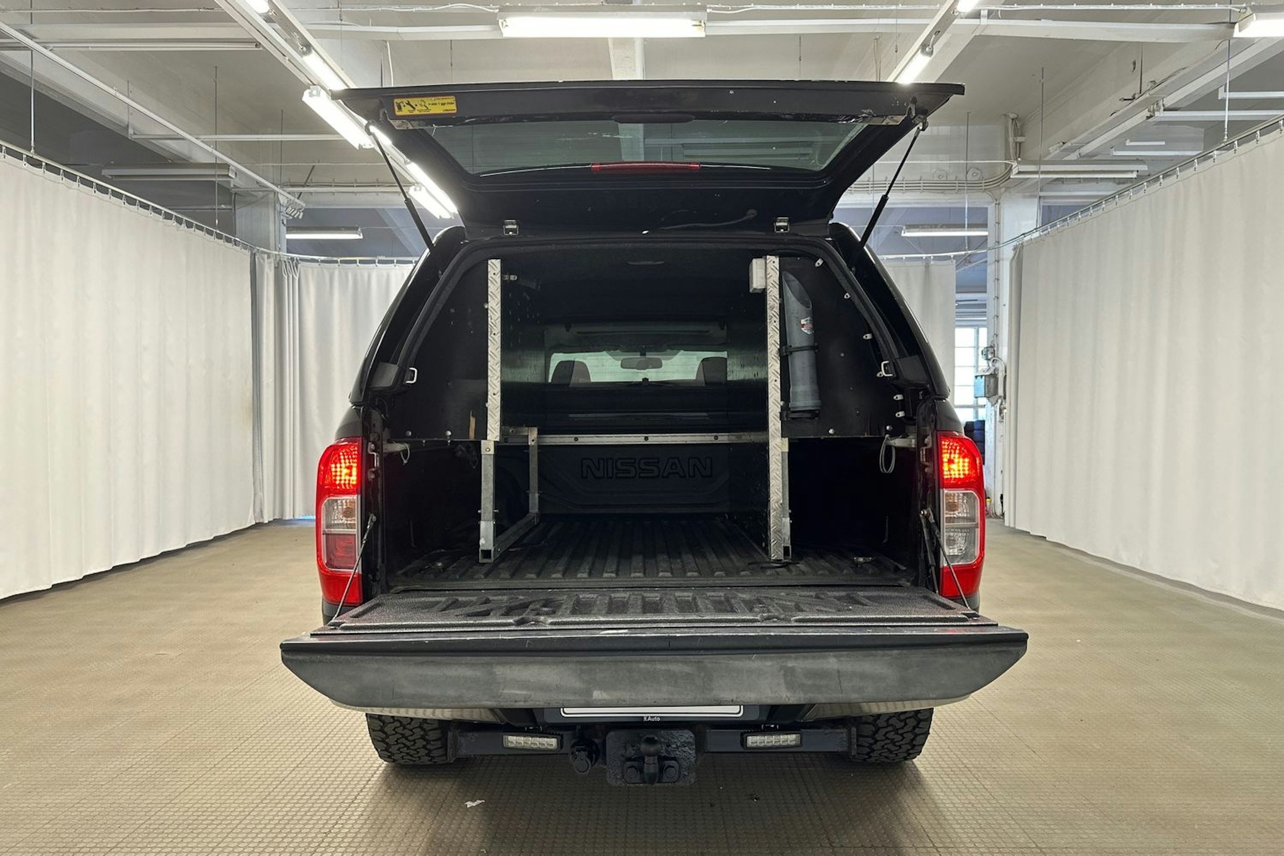 musta Nissan Navara 2018 kuva 11.
