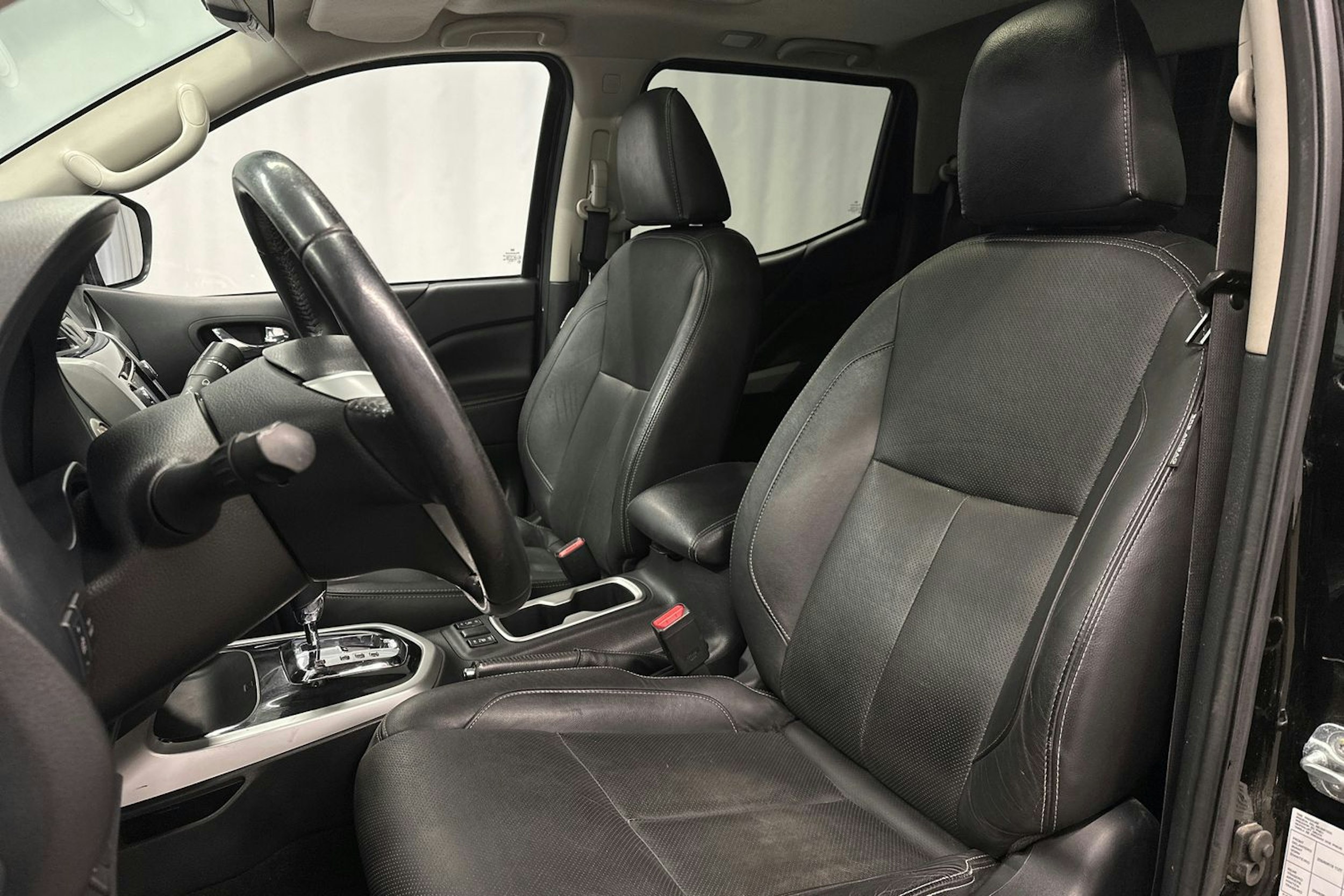 musta Nissan Navara 2018 kuva 12.