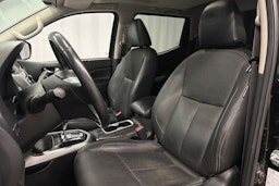musta Nissan Navara 2018 kuva 12.