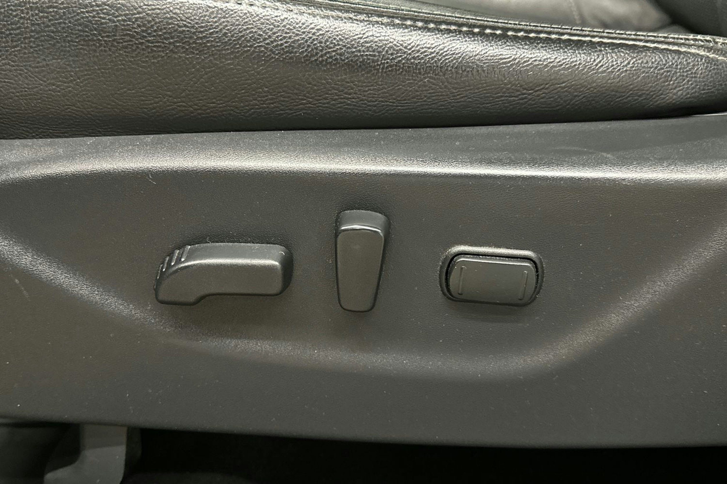 musta Nissan Navara 2018 kuva 13.