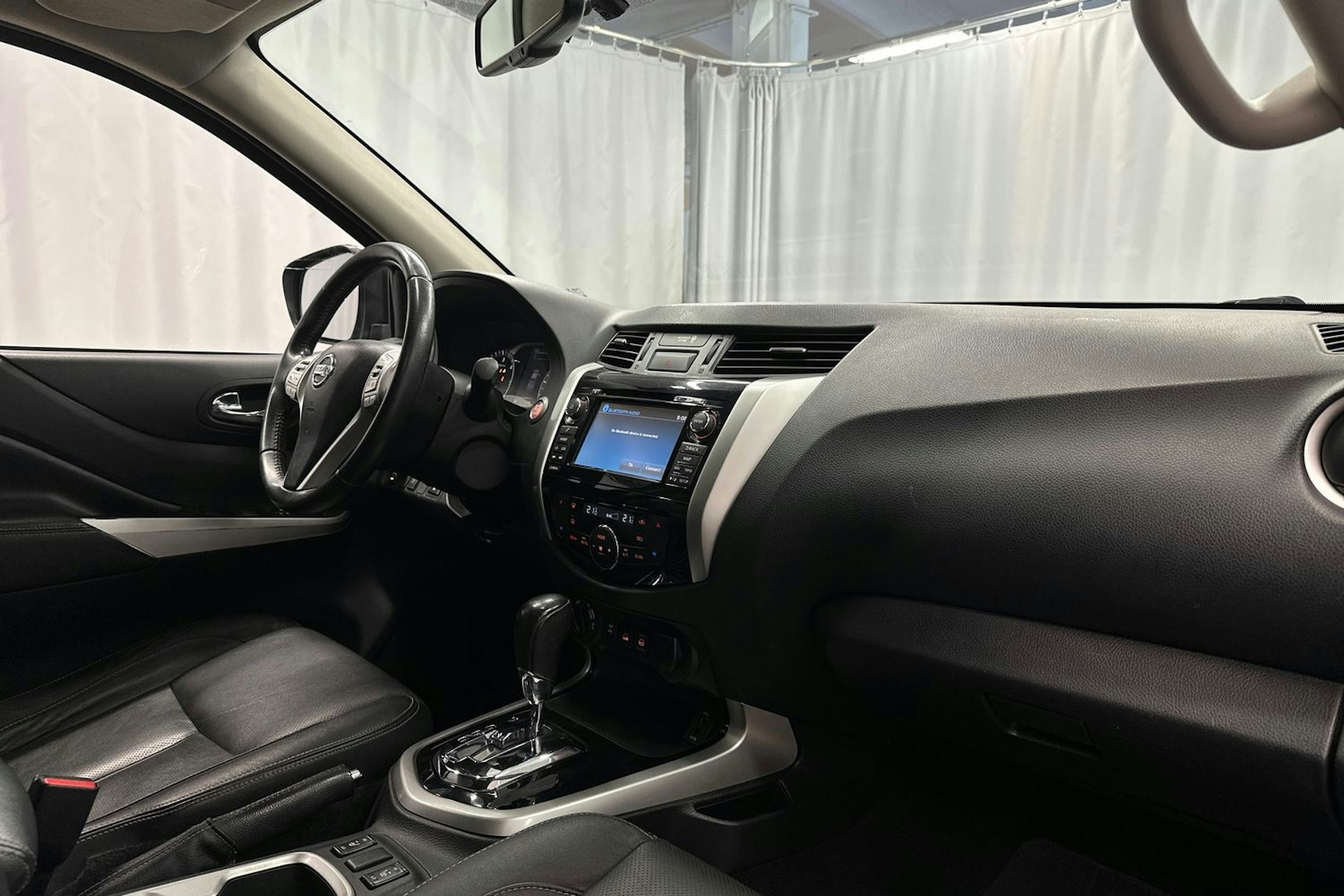 musta Nissan Navara 2018 kuva 14.