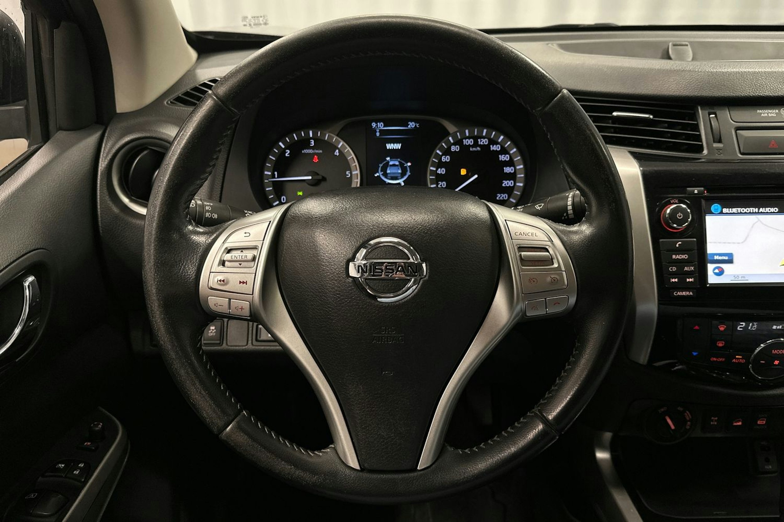 musta Nissan Navara 2018 kuva 16.