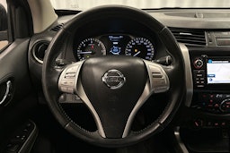 musta Nissan Navara 2018 kuva 16.