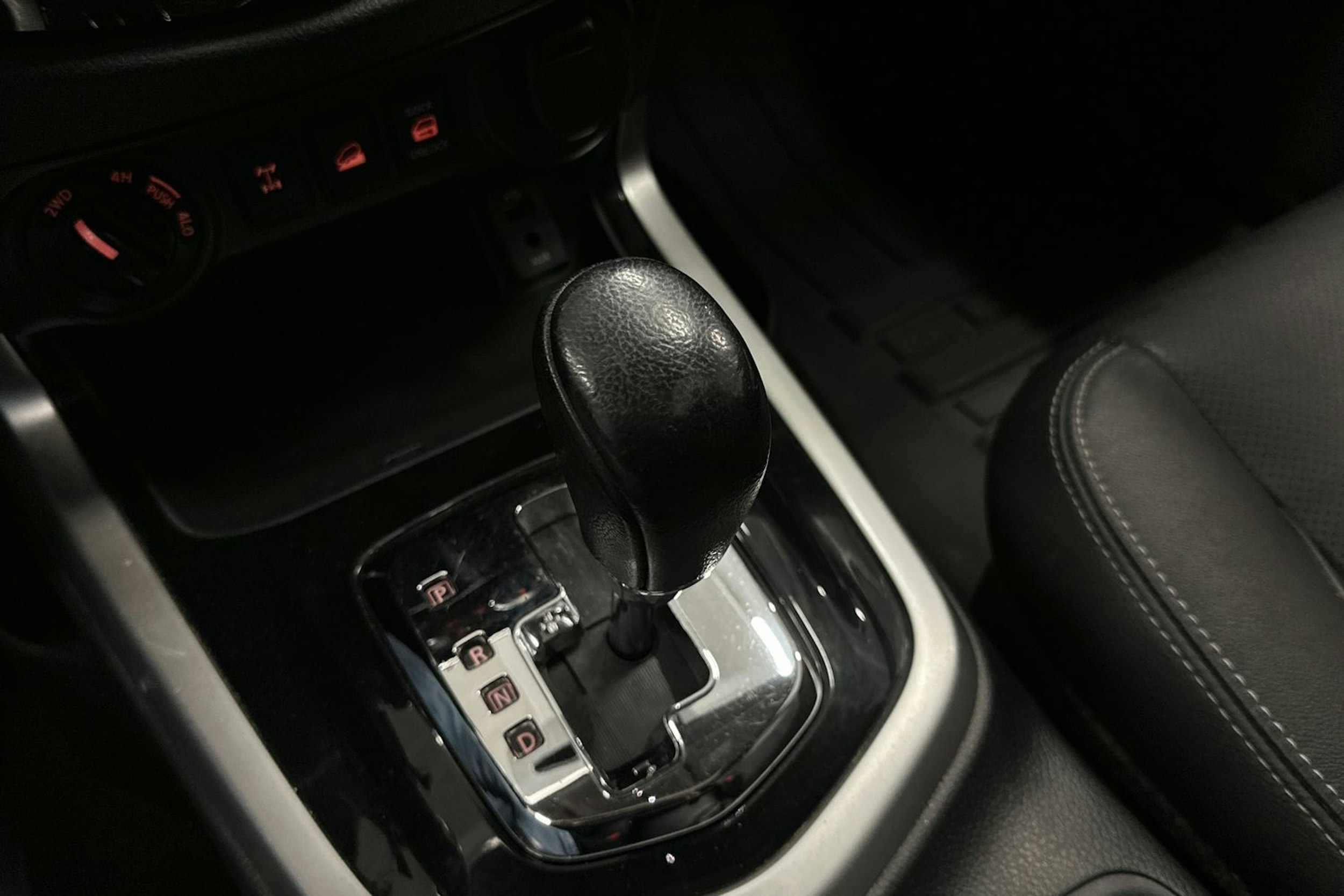 musta Nissan Navara 2018 kuva 23.