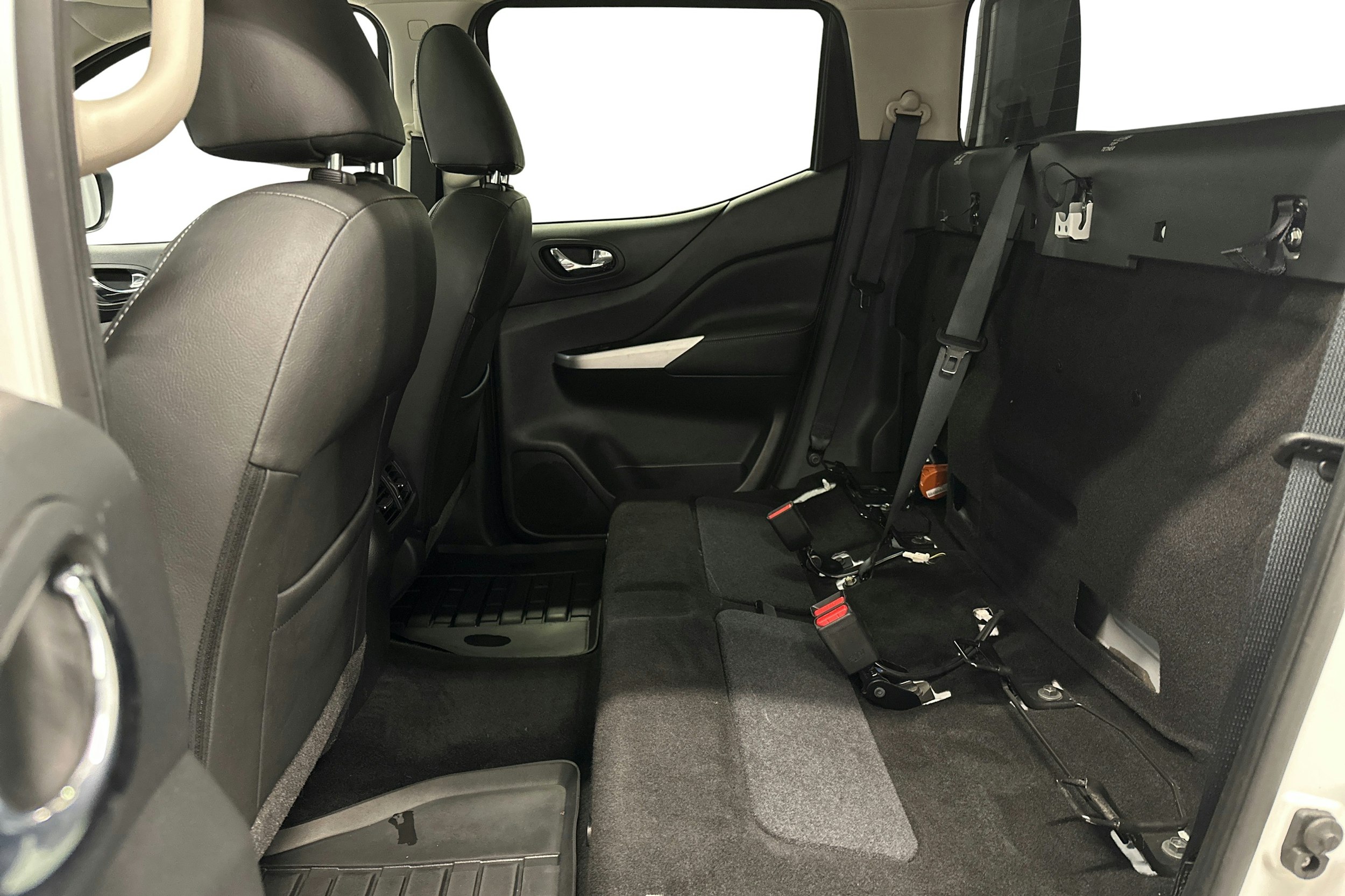 valkoinen Nissan Navara 2018 kuva 8.