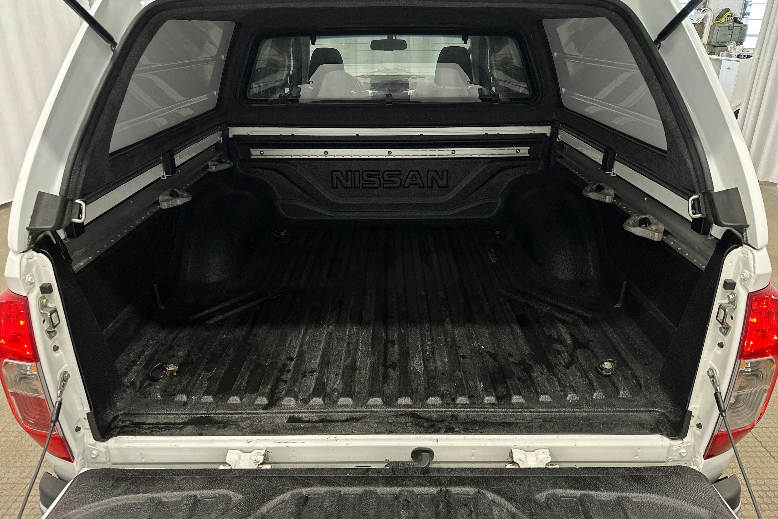 valkoinen Nissan Navara 2018 kuva 11.