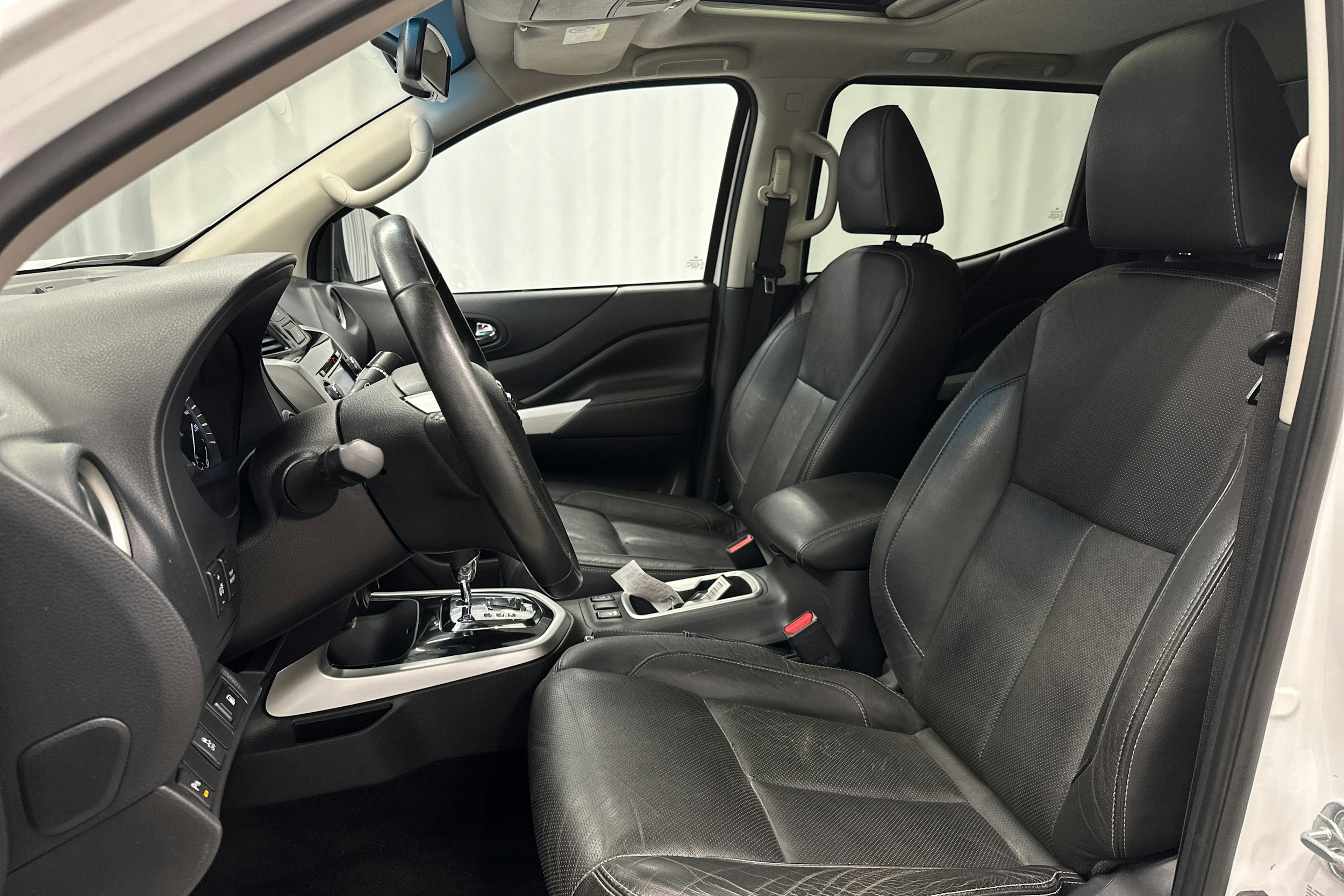 valkoinen Nissan Navara 2018 kuva 14.