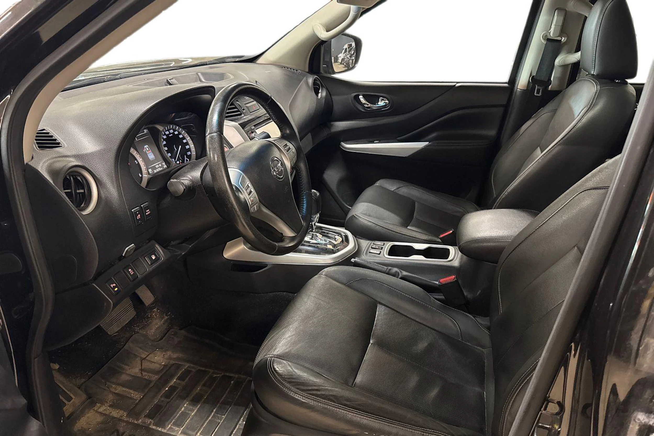 musta Nissan Navara 2018 kuva 3.