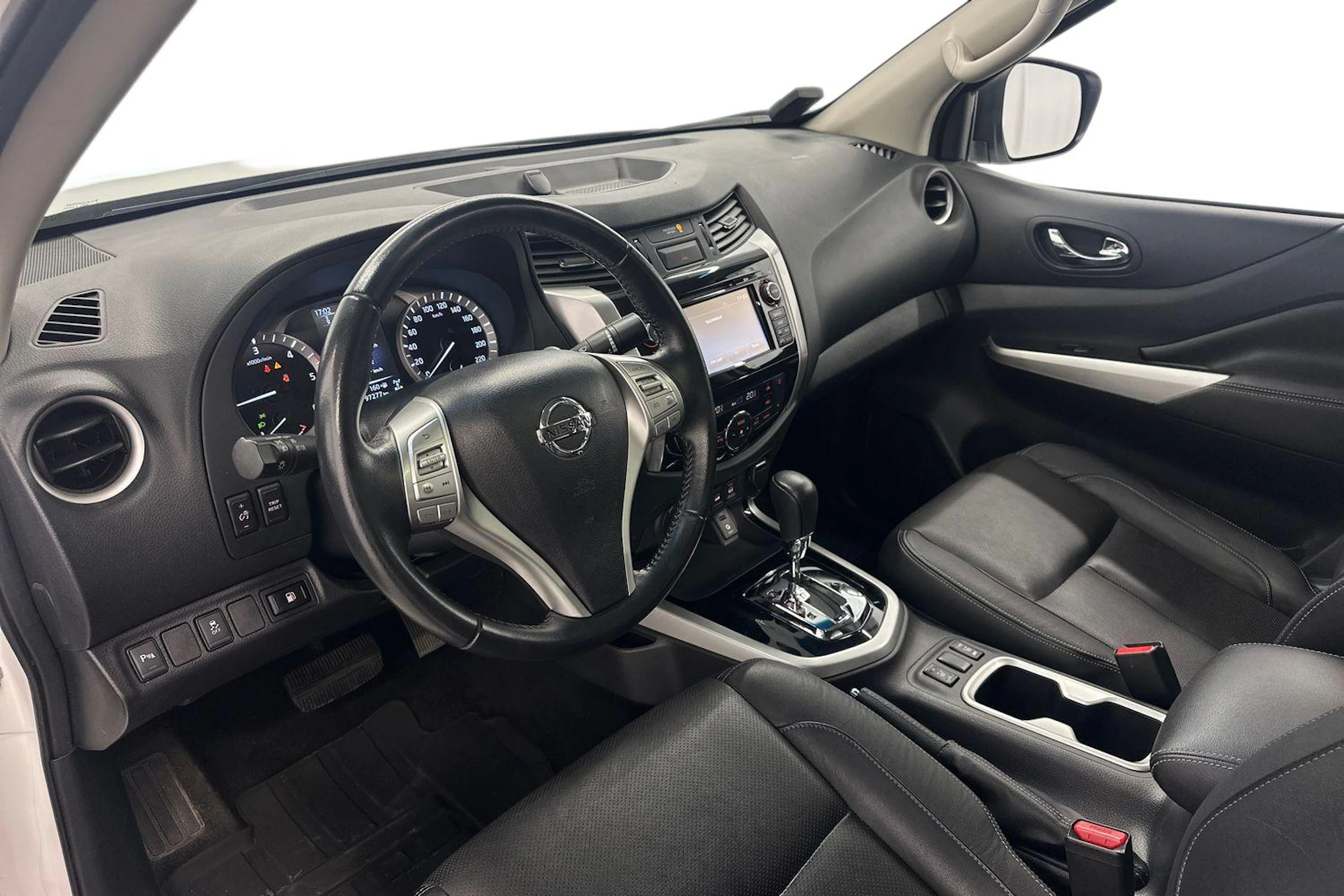 valkoinen Nissan Navara 2018 kuva 6.