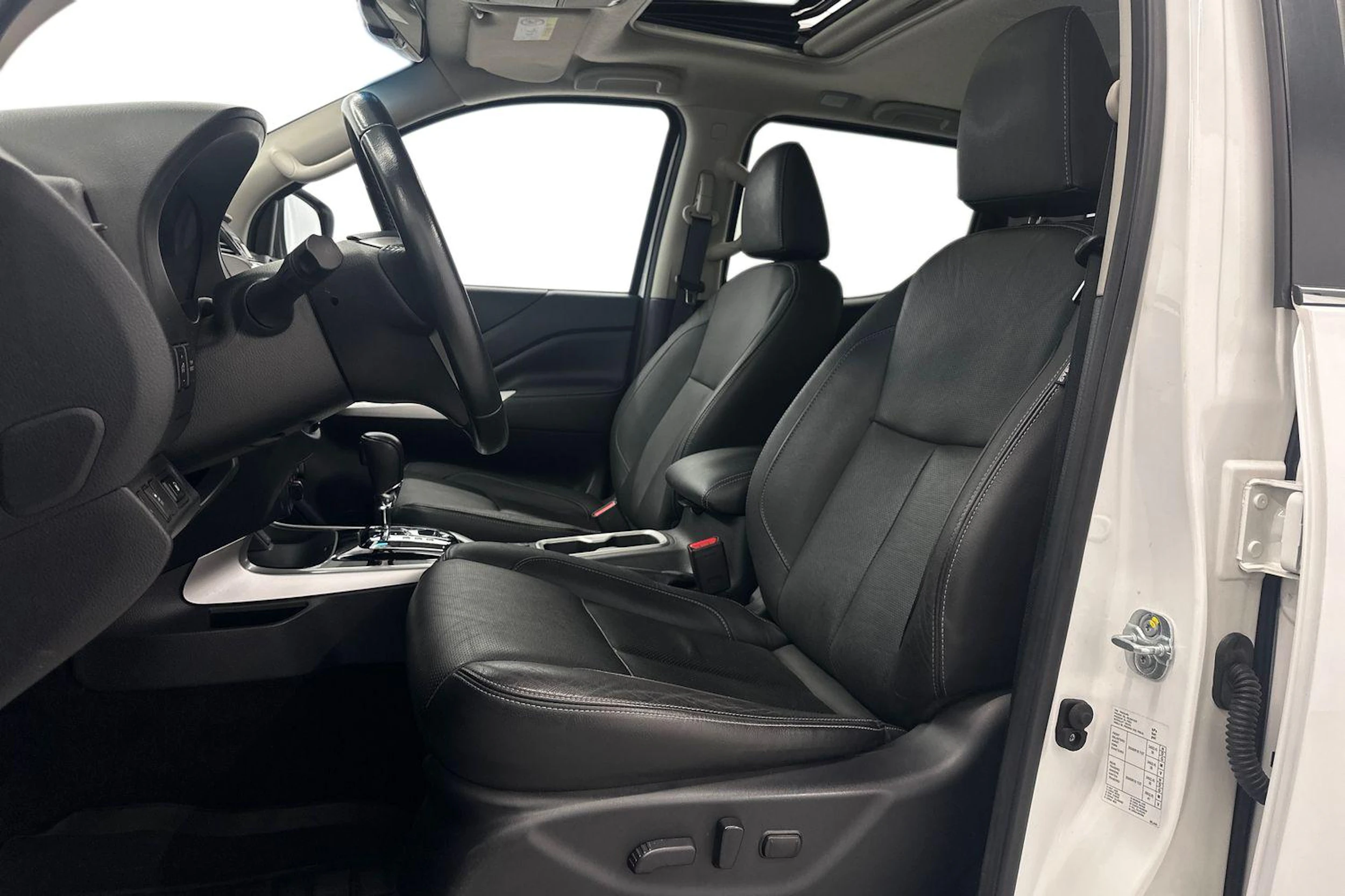 valkoinen Nissan Navara 2018 kuva 8.