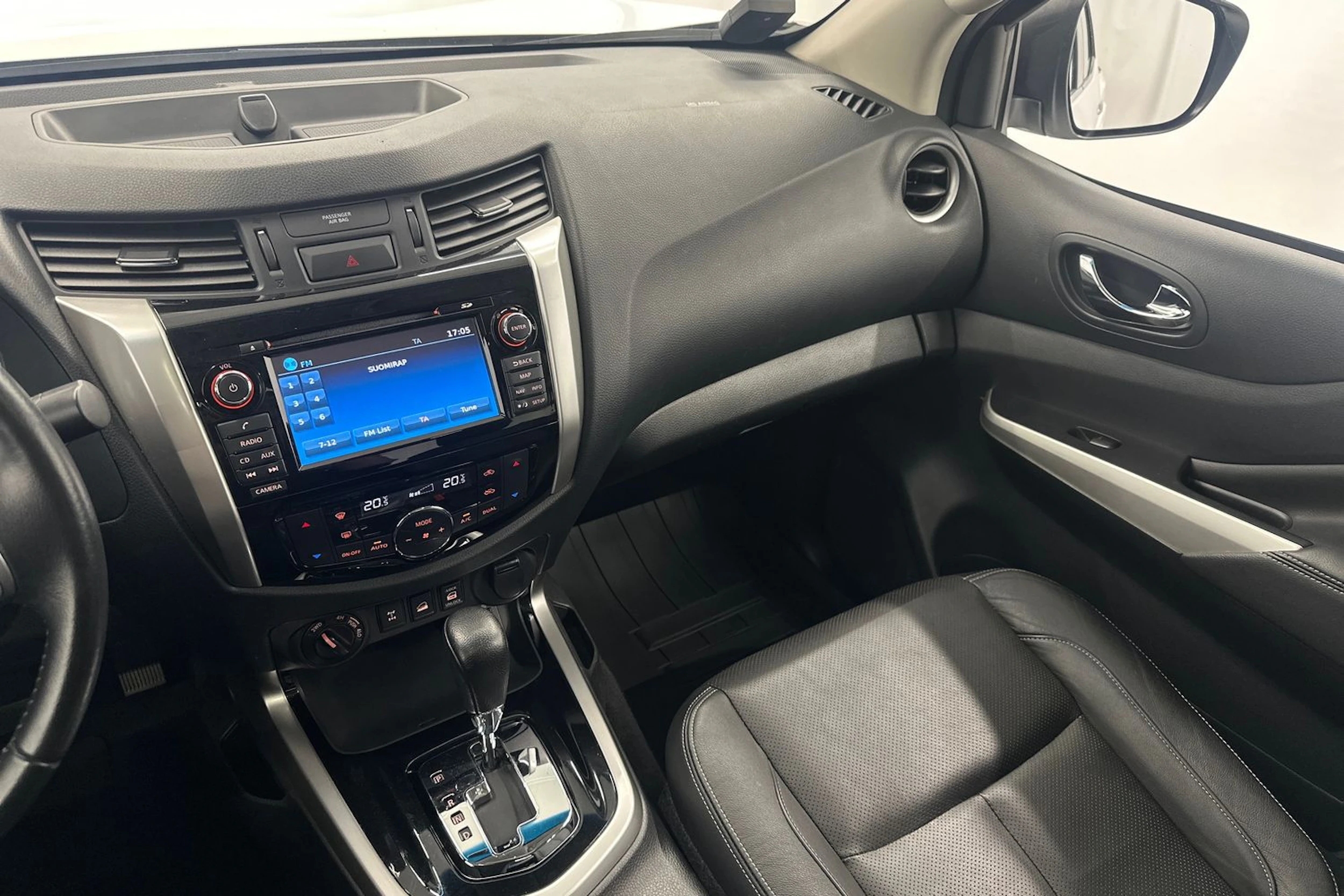 valkoinen Nissan Navara 2018 kuva 14.