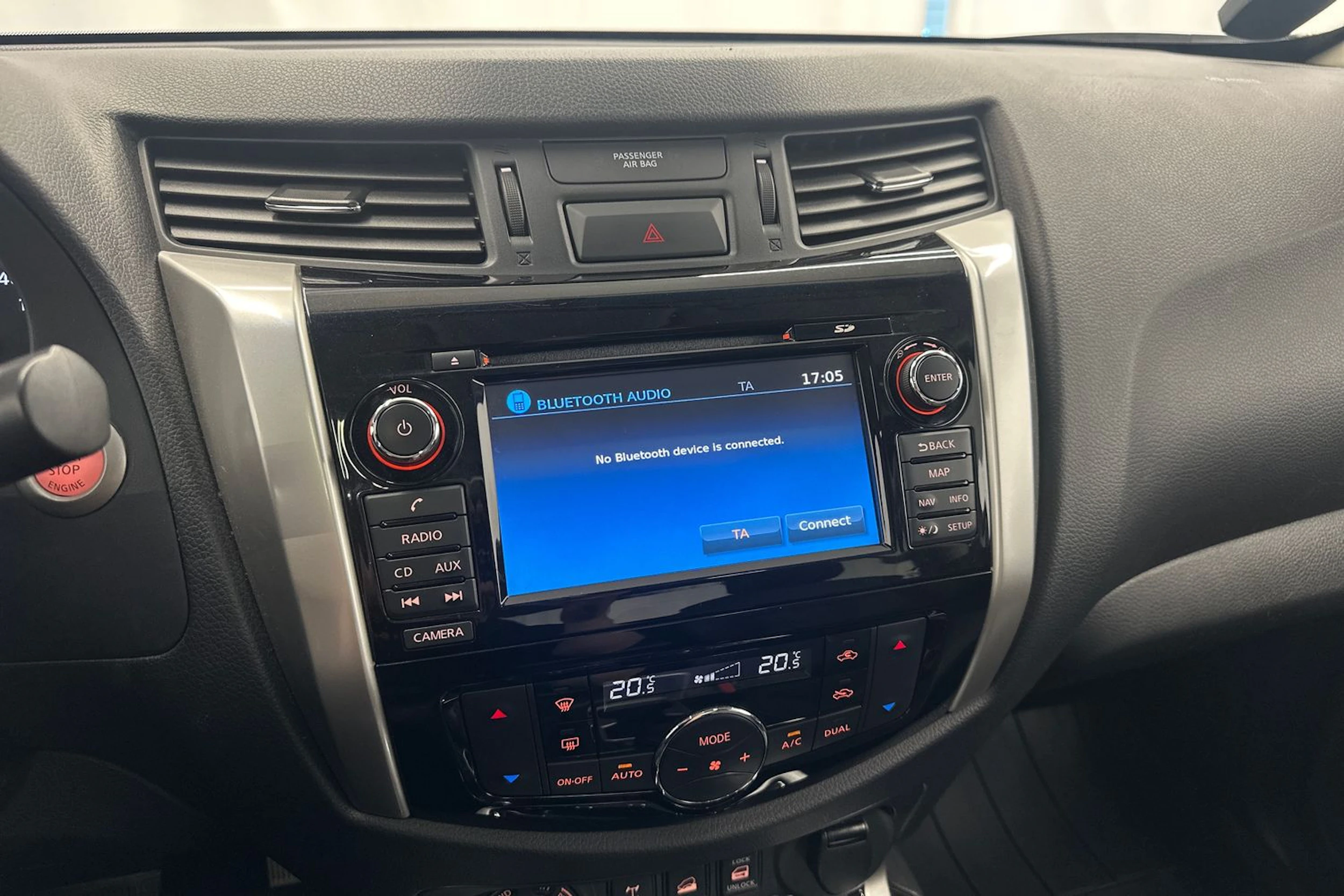 valkoinen Nissan Navara 2018 kuva 16.