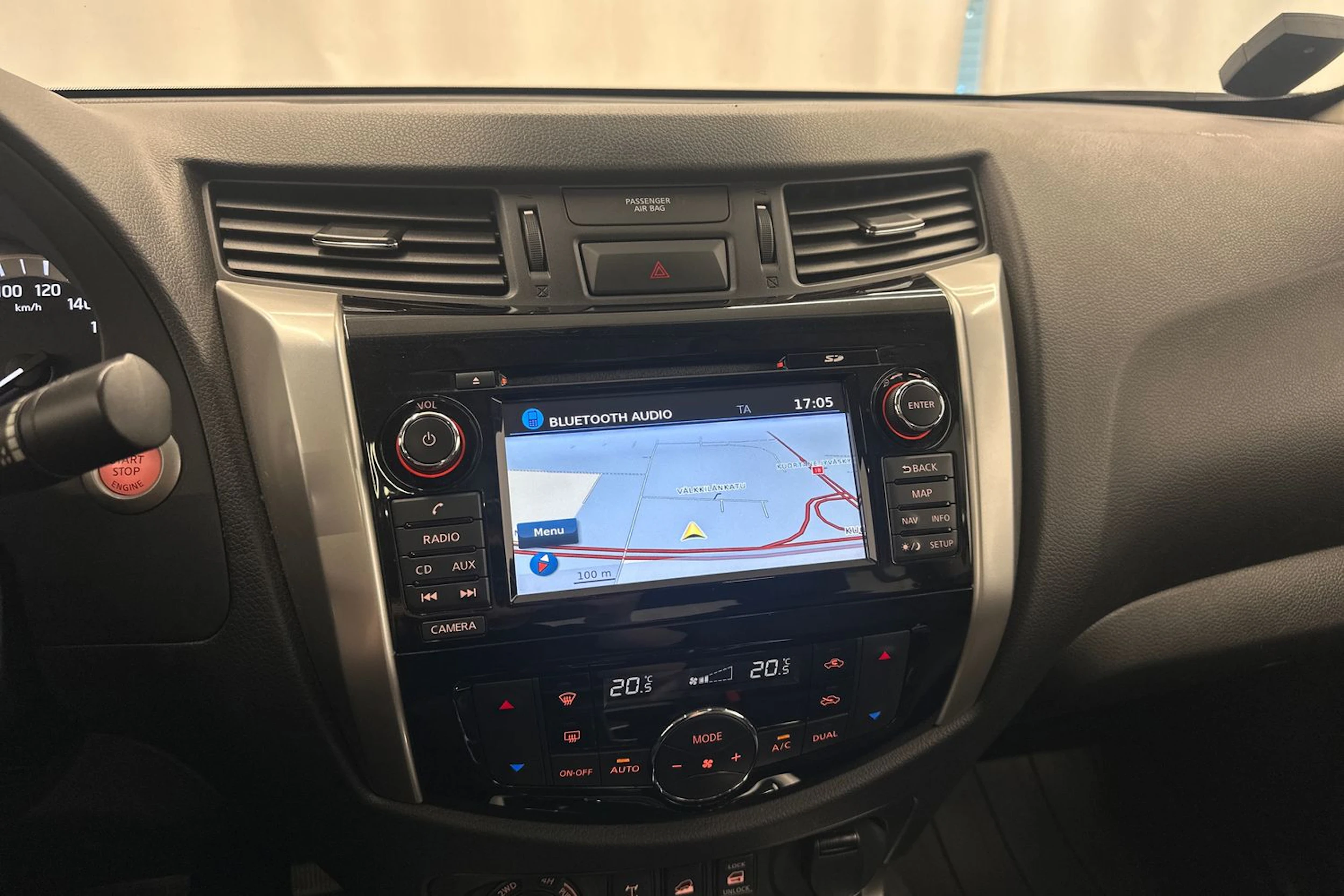 valkoinen Nissan Navara 2018 kuva 17.