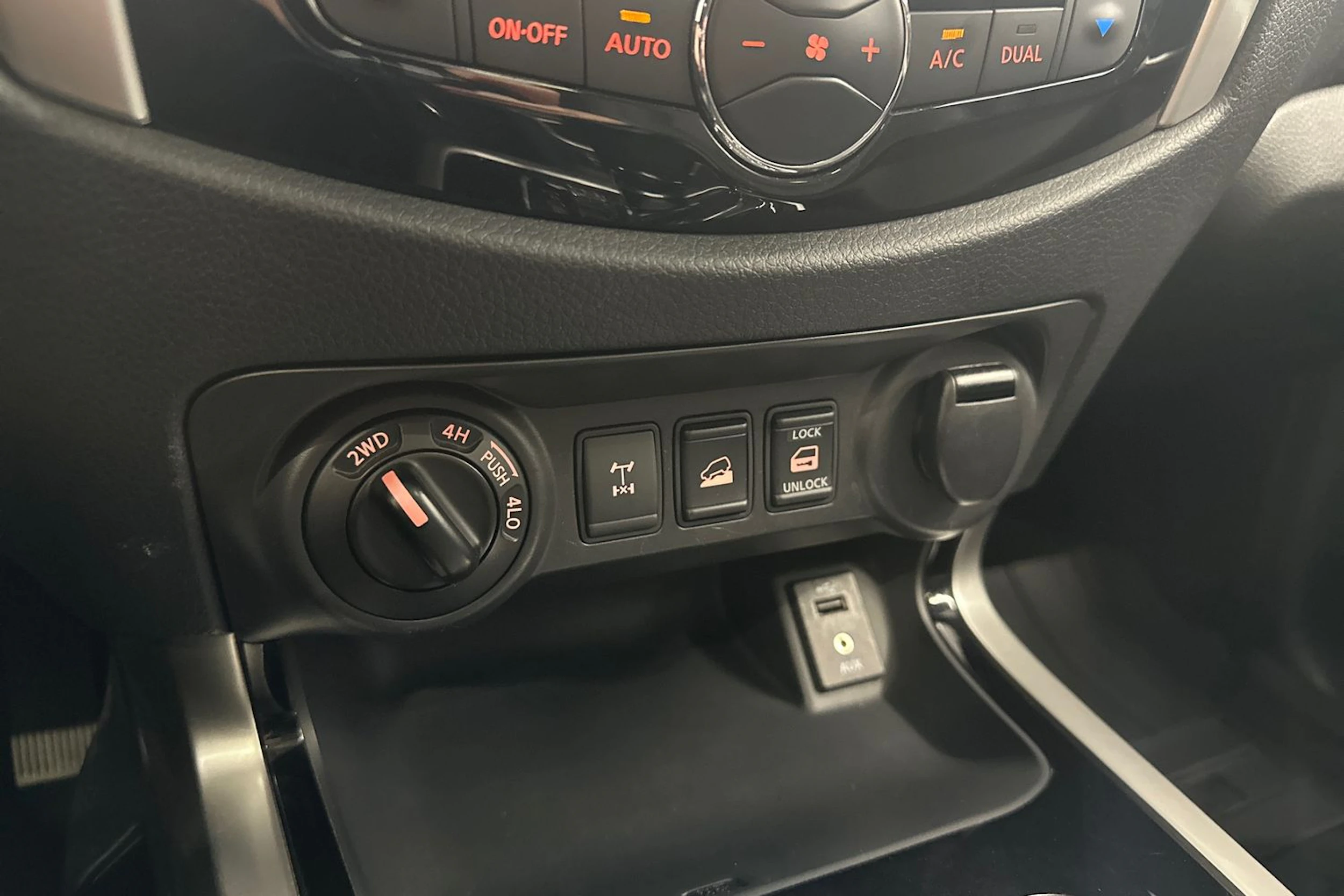 valkoinen Nissan Navara 2018 kuva 22.