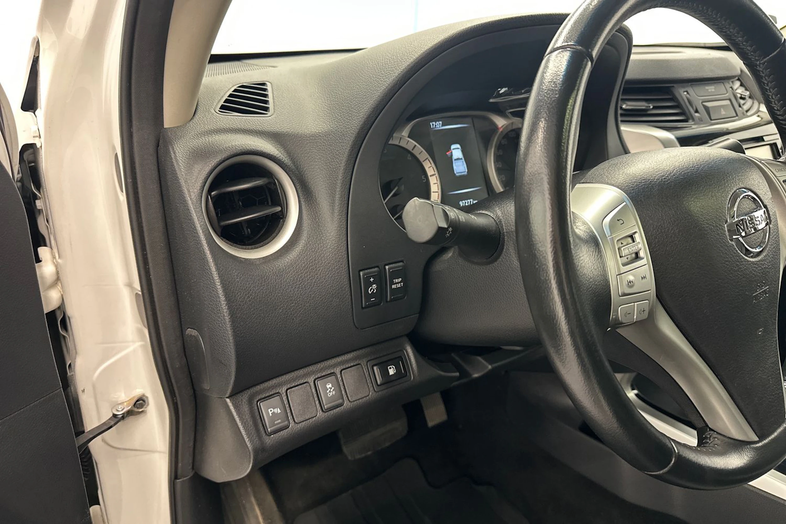 valkoinen Nissan Navara 2018 kuva 24.
