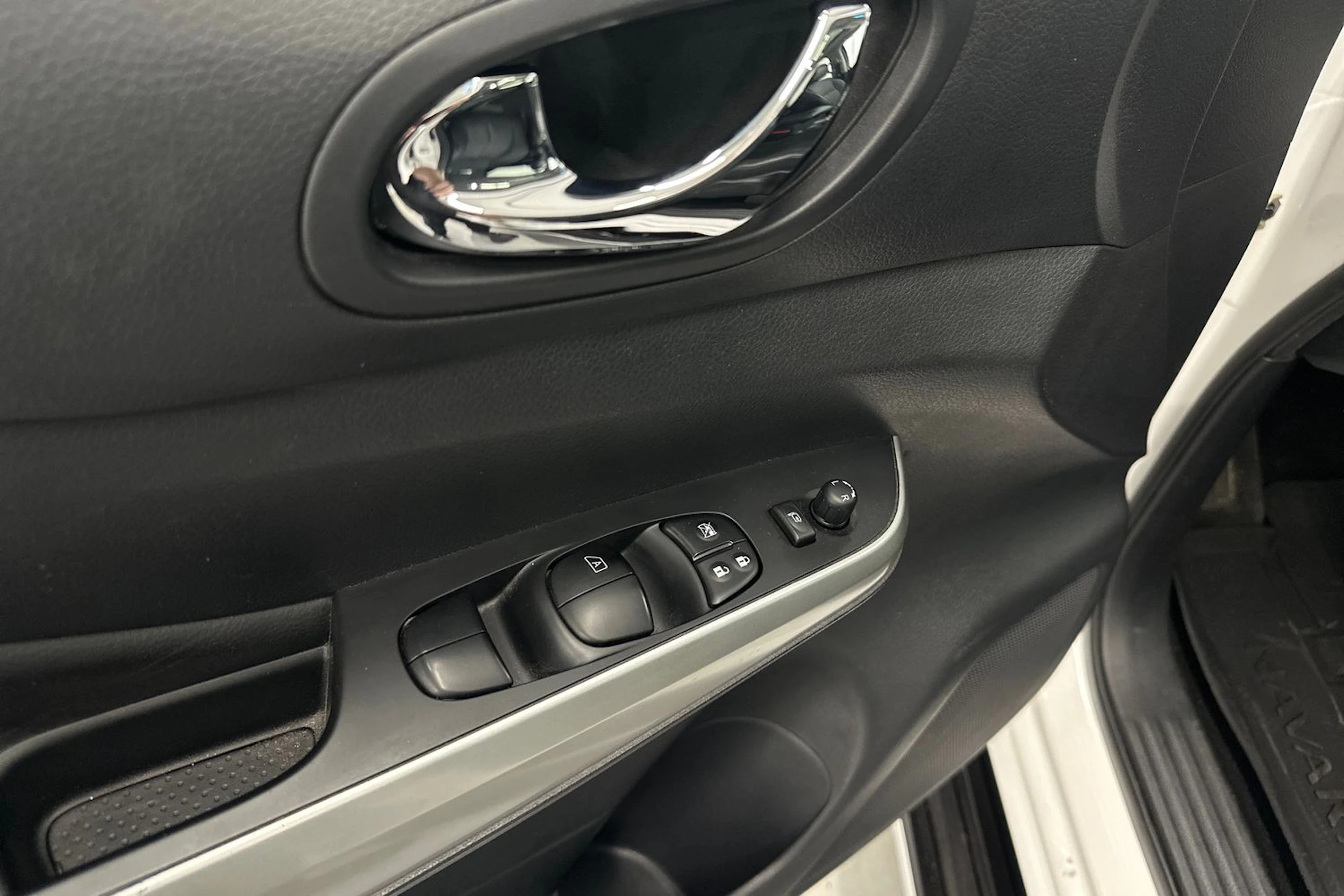 valkoinen Nissan Navara 2018 kuva 26.