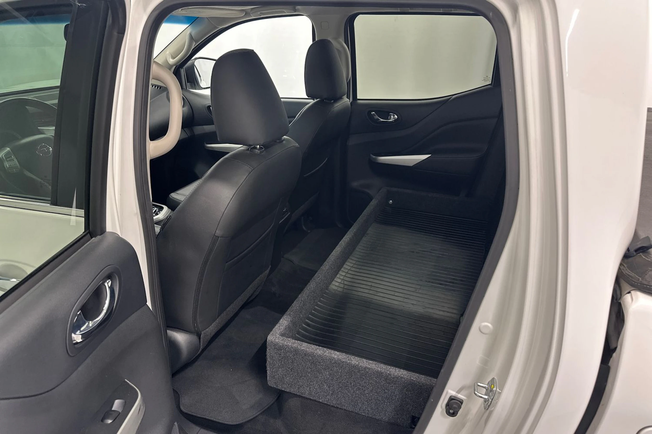 valkoinen Nissan Navara 2018 kuva 28.