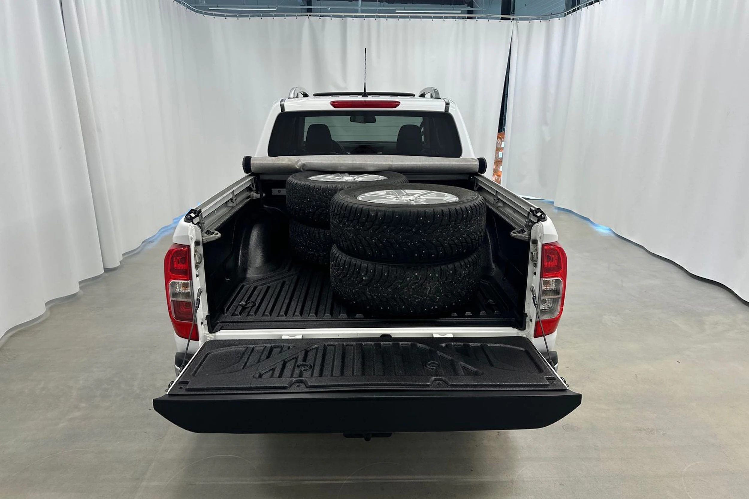 valkoinen Nissan Navara 2018 kuva 29.