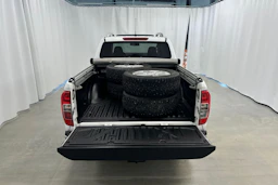 valkoinen Nissan Navara 2018 kuva 29.