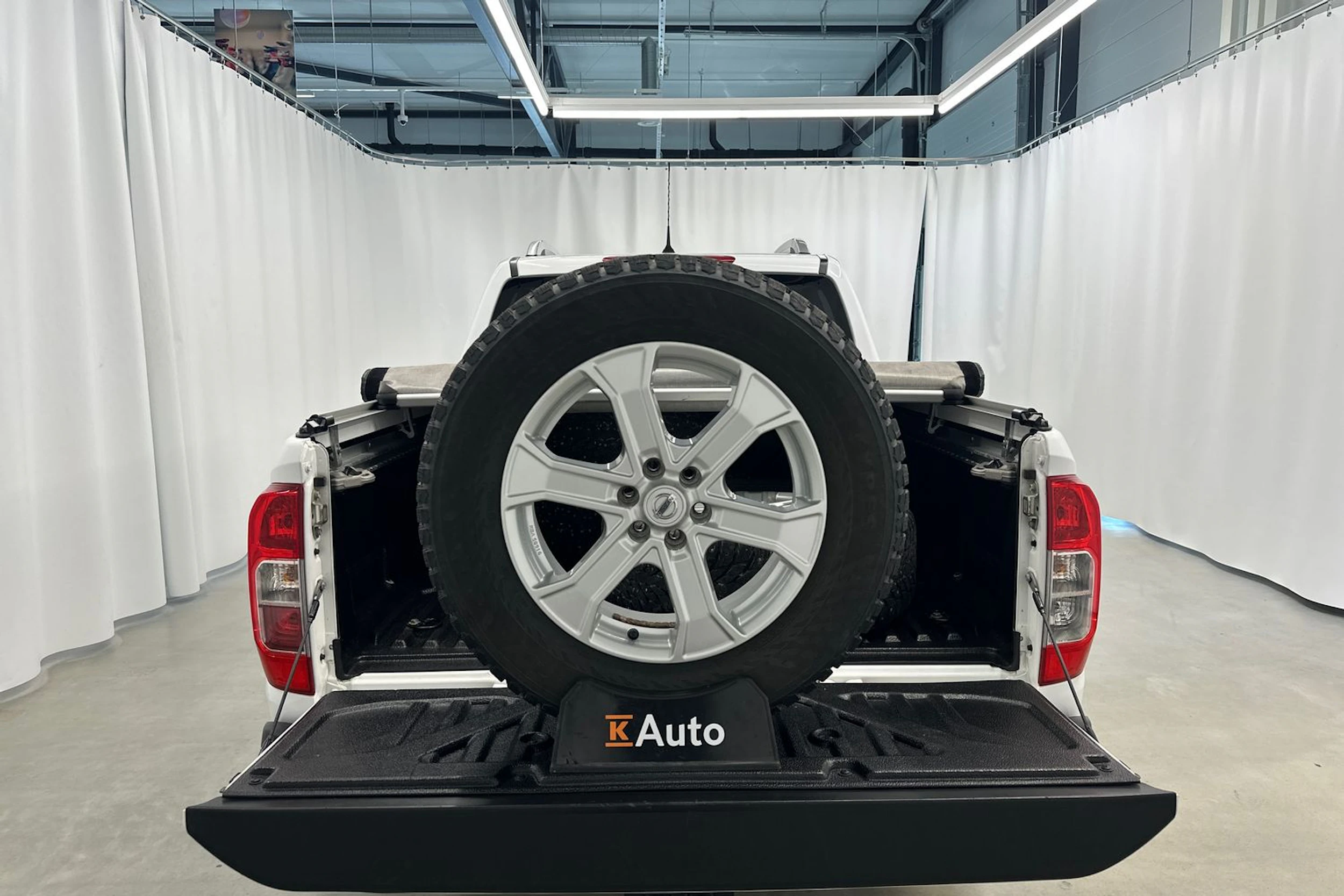 valkoinen Nissan Navara 2018 kuva 34.