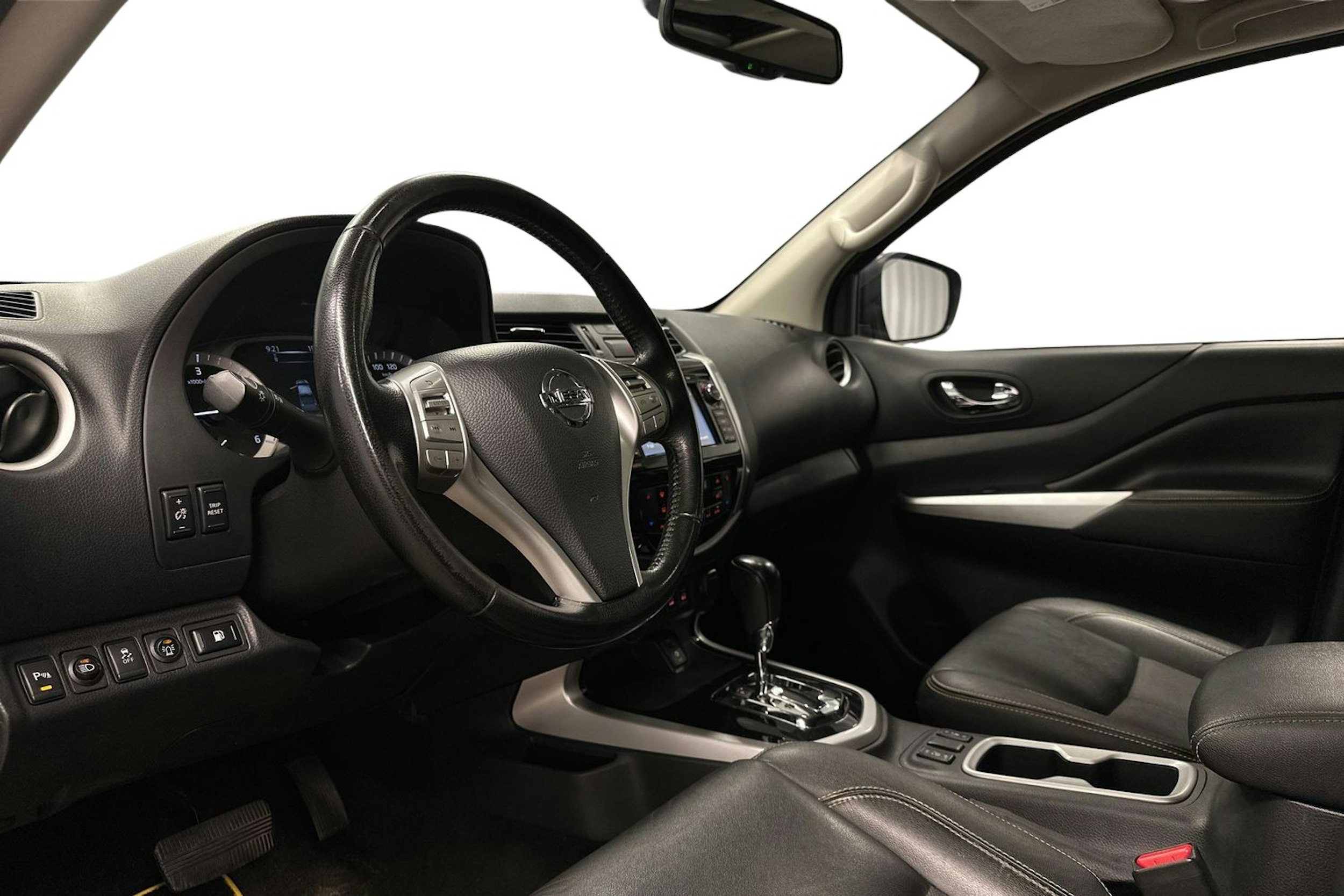 harmaa Nissan Navara 2019 kuva 6.