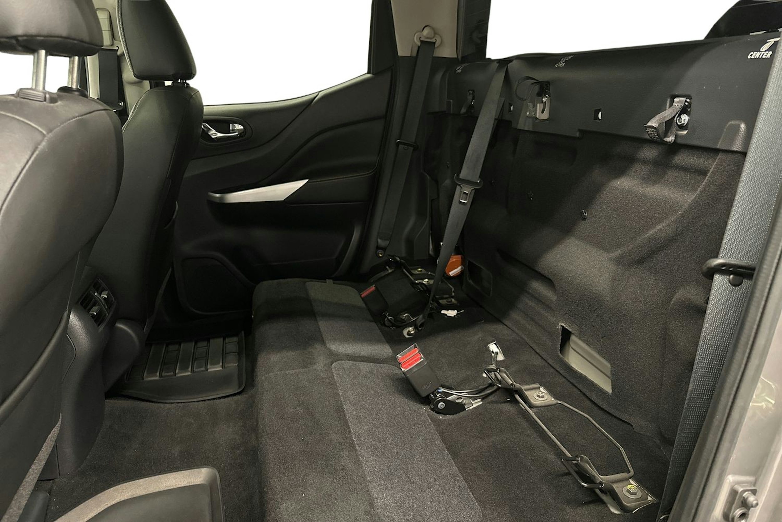 harmaa Nissan Navara 2019 kuva 8.