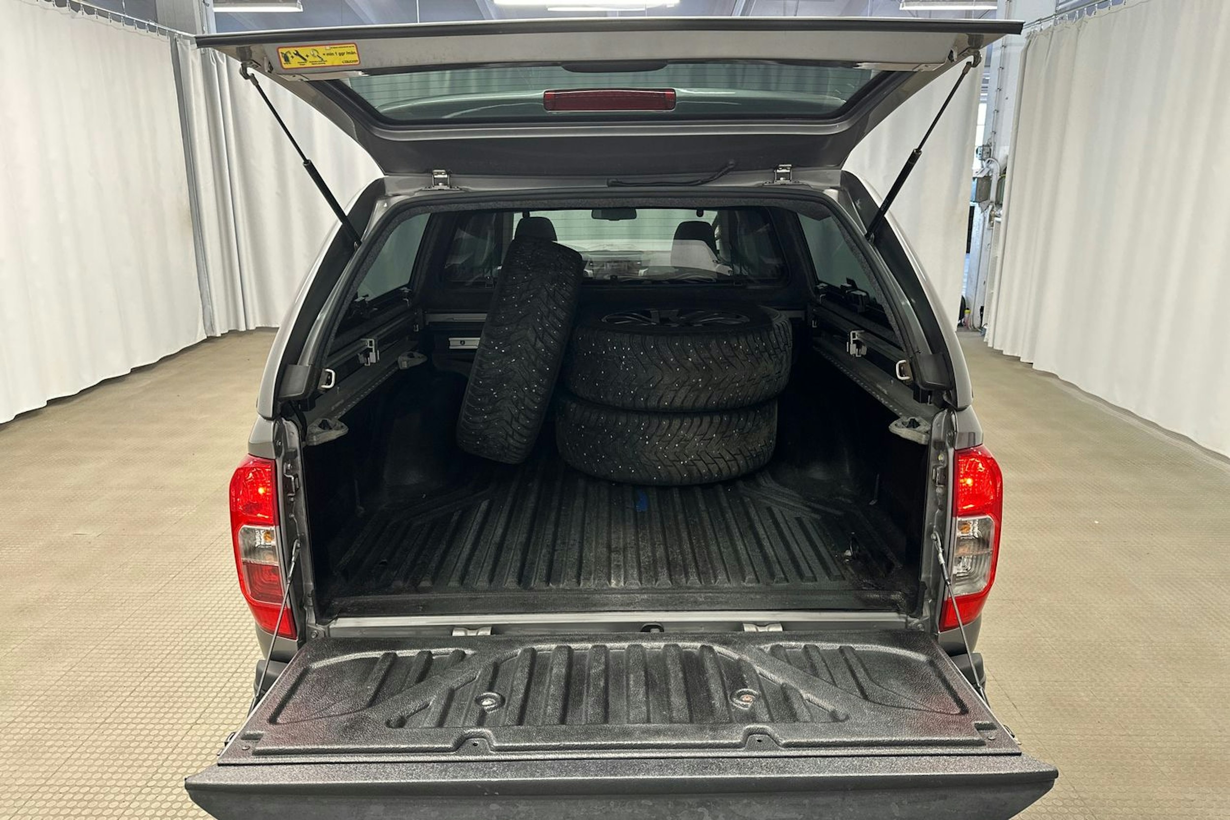 harmaa Nissan Navara 2019 kuva 11.