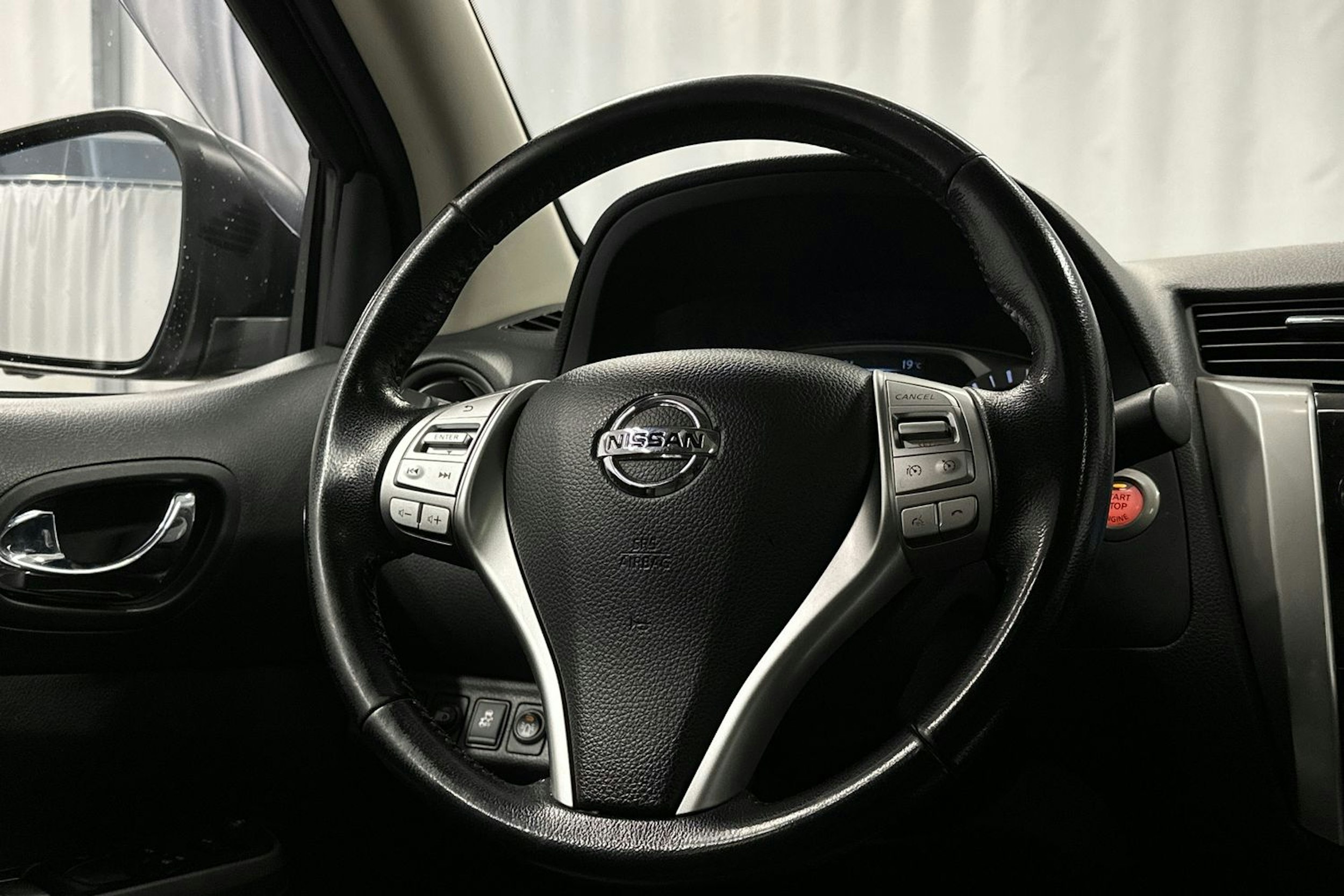 harmaa Nissan Navara 2019 kuva 13.