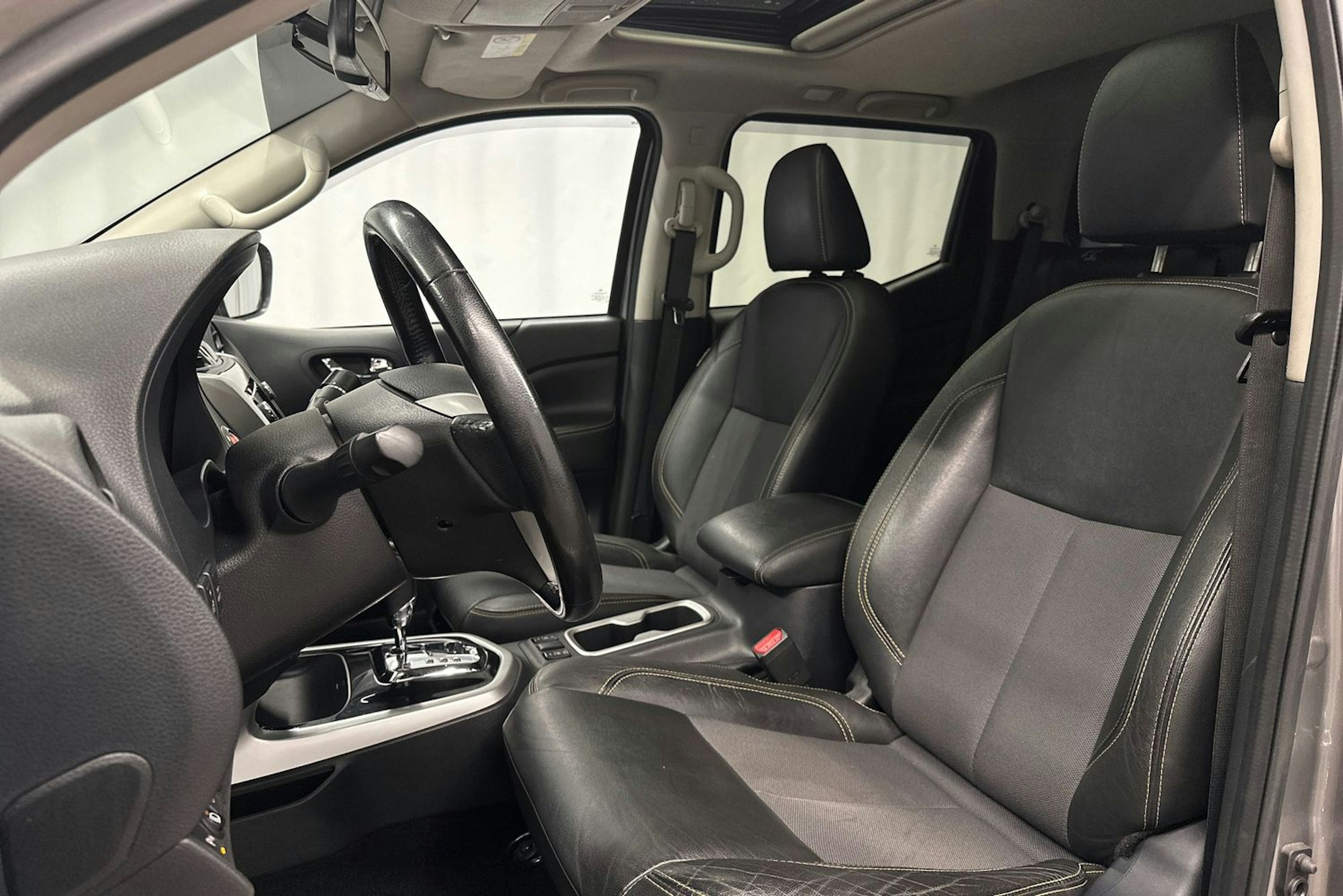 harmaa Nissan Navara 2019 kuva 14.