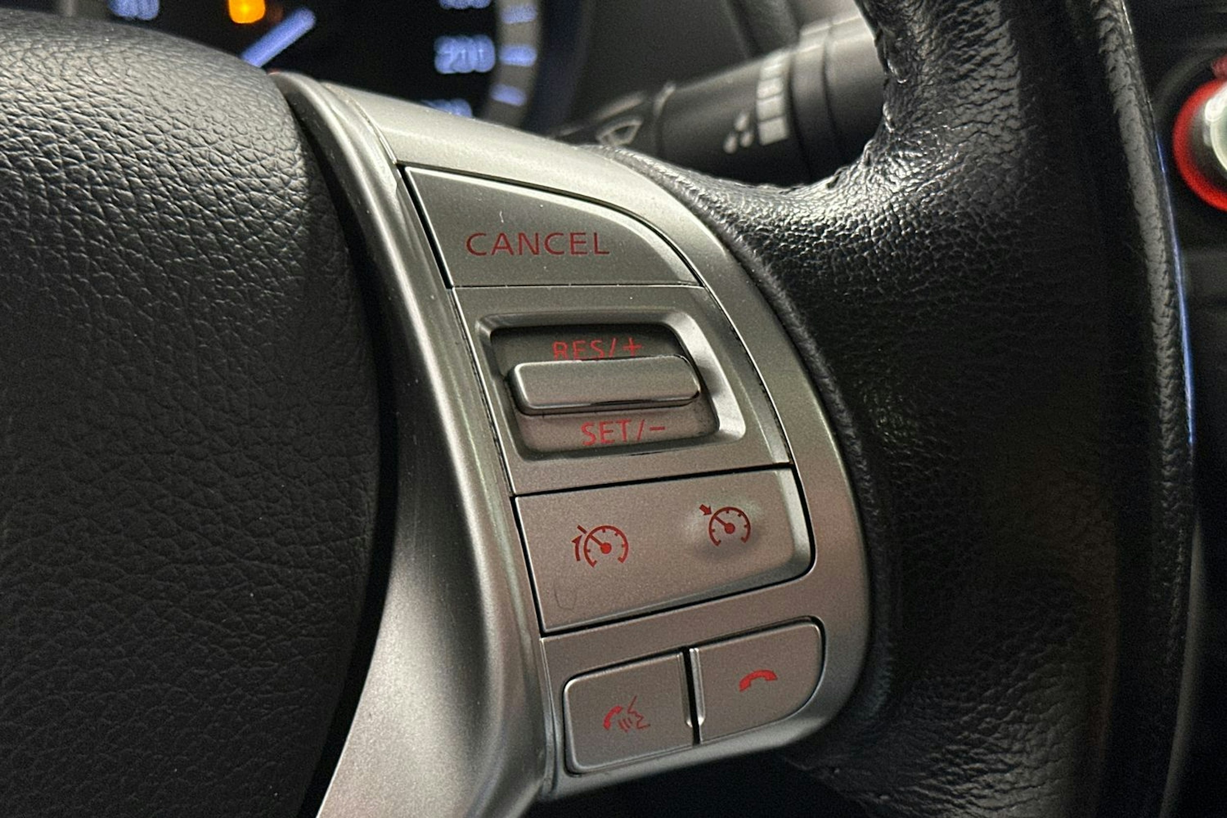 harmaa Nissan Navara 2019 kuva 17.