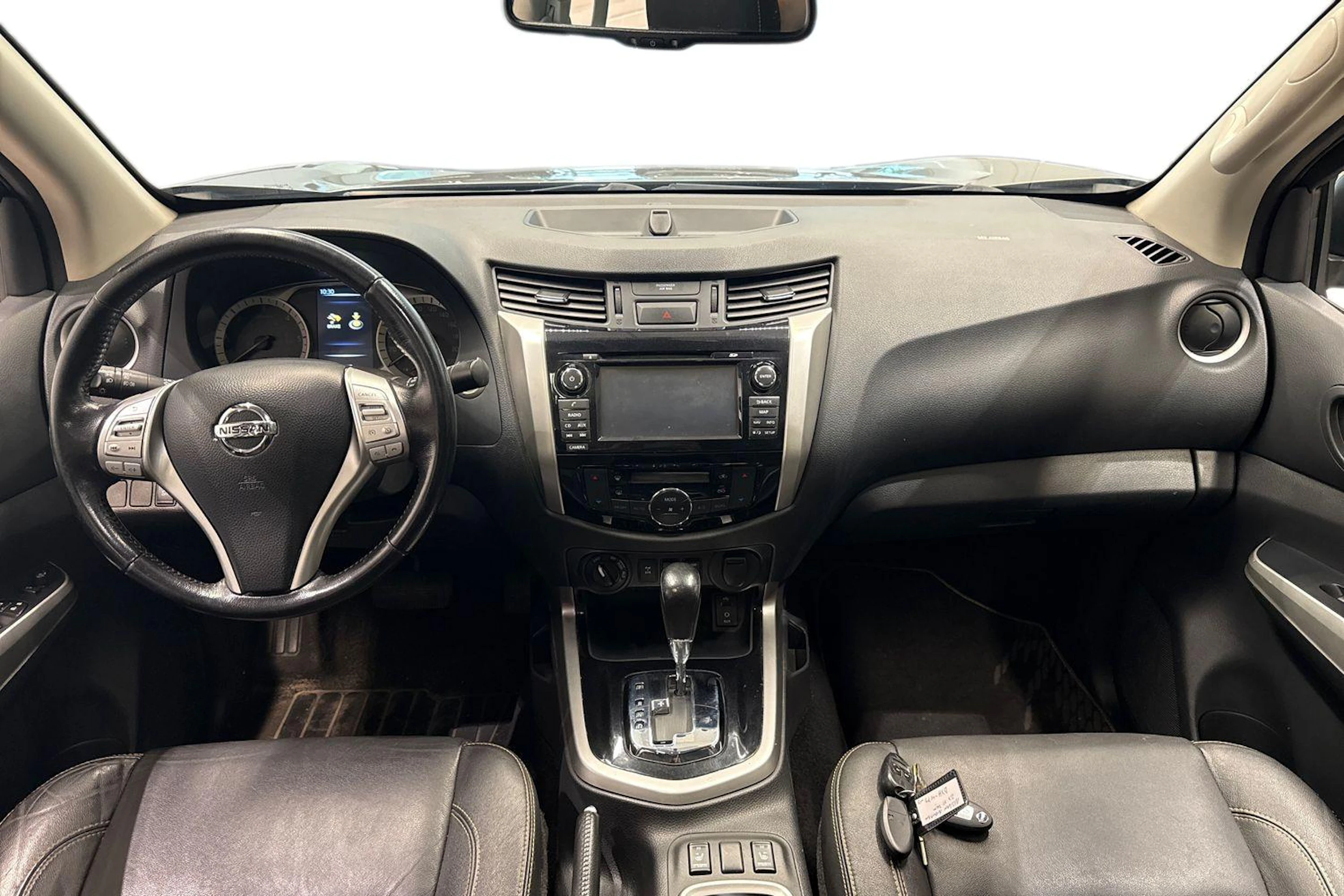Harmaa Nissan Navara 2019 kuva 9.