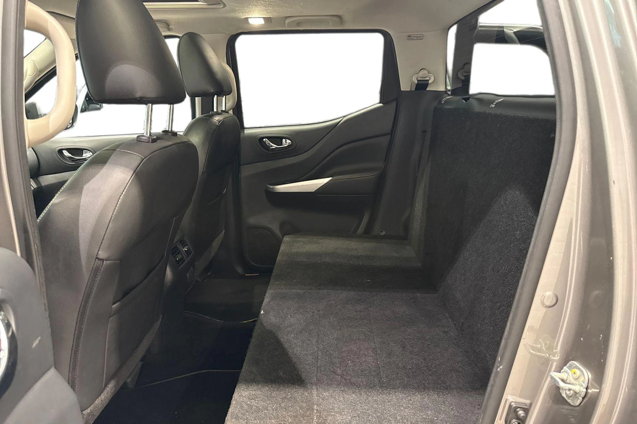 Harmaa Nissan Navara 2019 kuva 11.