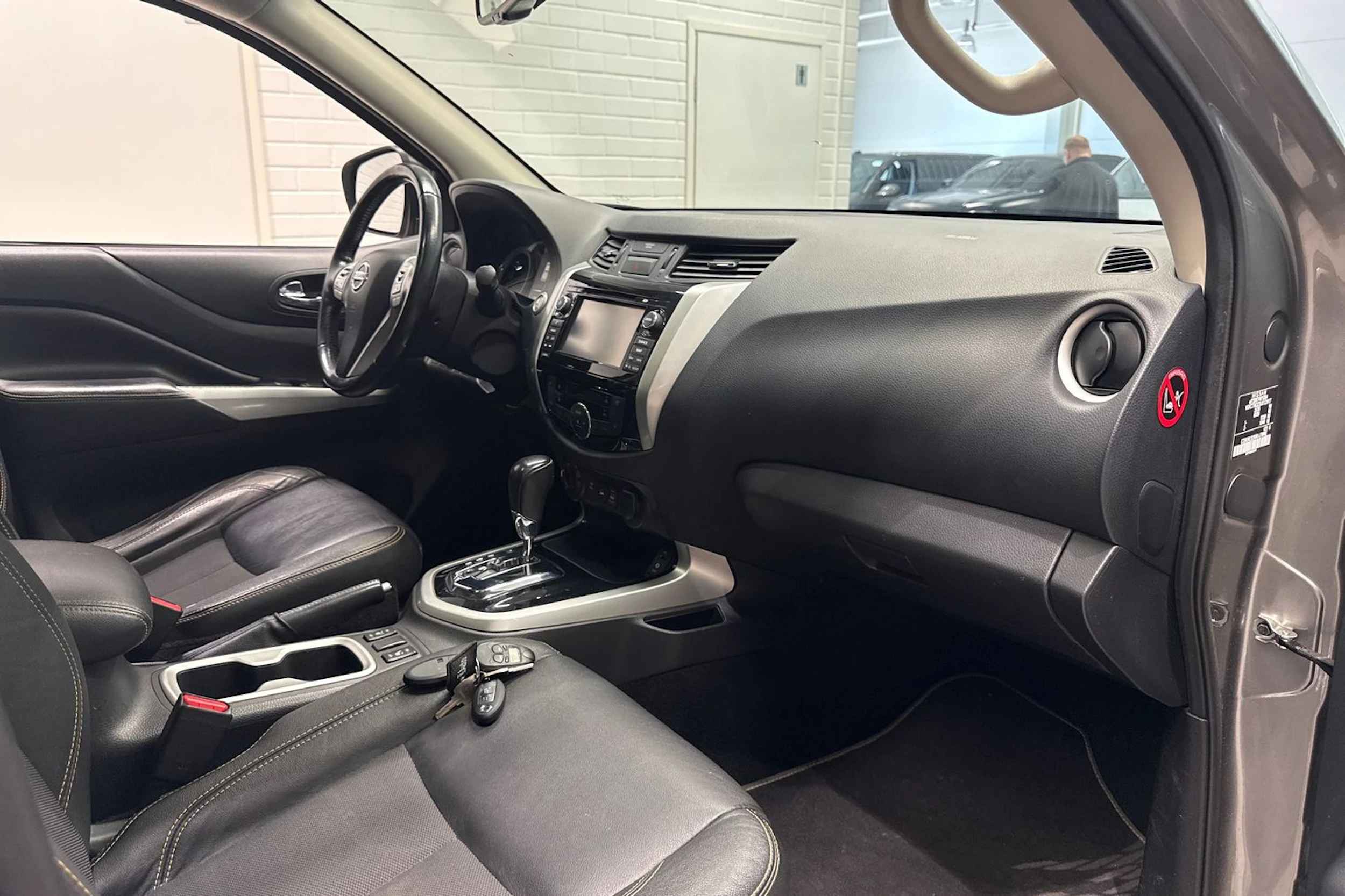 Harmaa Nissan Navara 2019 kuva 17.