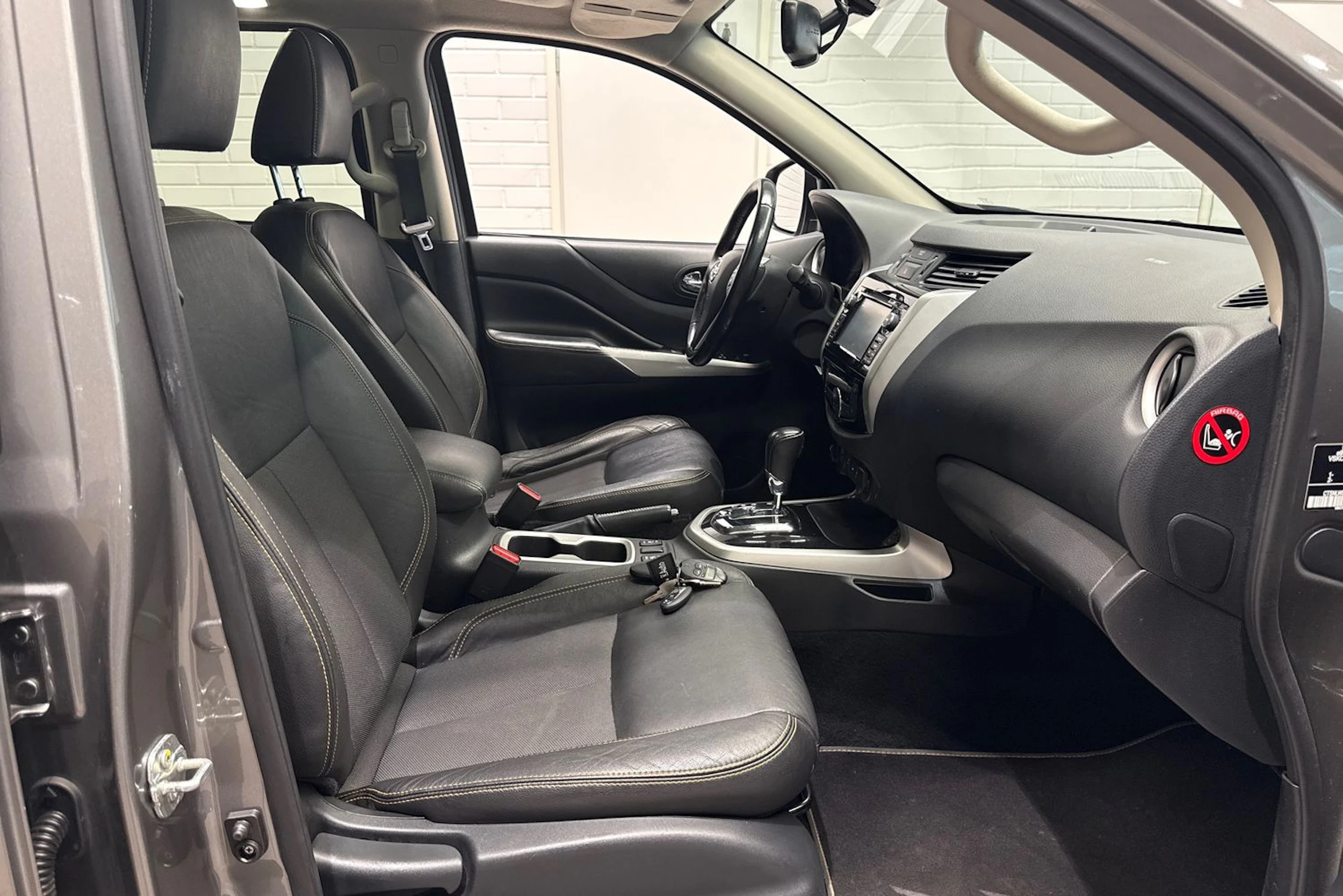 Harmaa Nissan Navara 2019 kuva 18.
