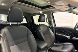 Harmaa Nissan Navara 2019 kuva 19.