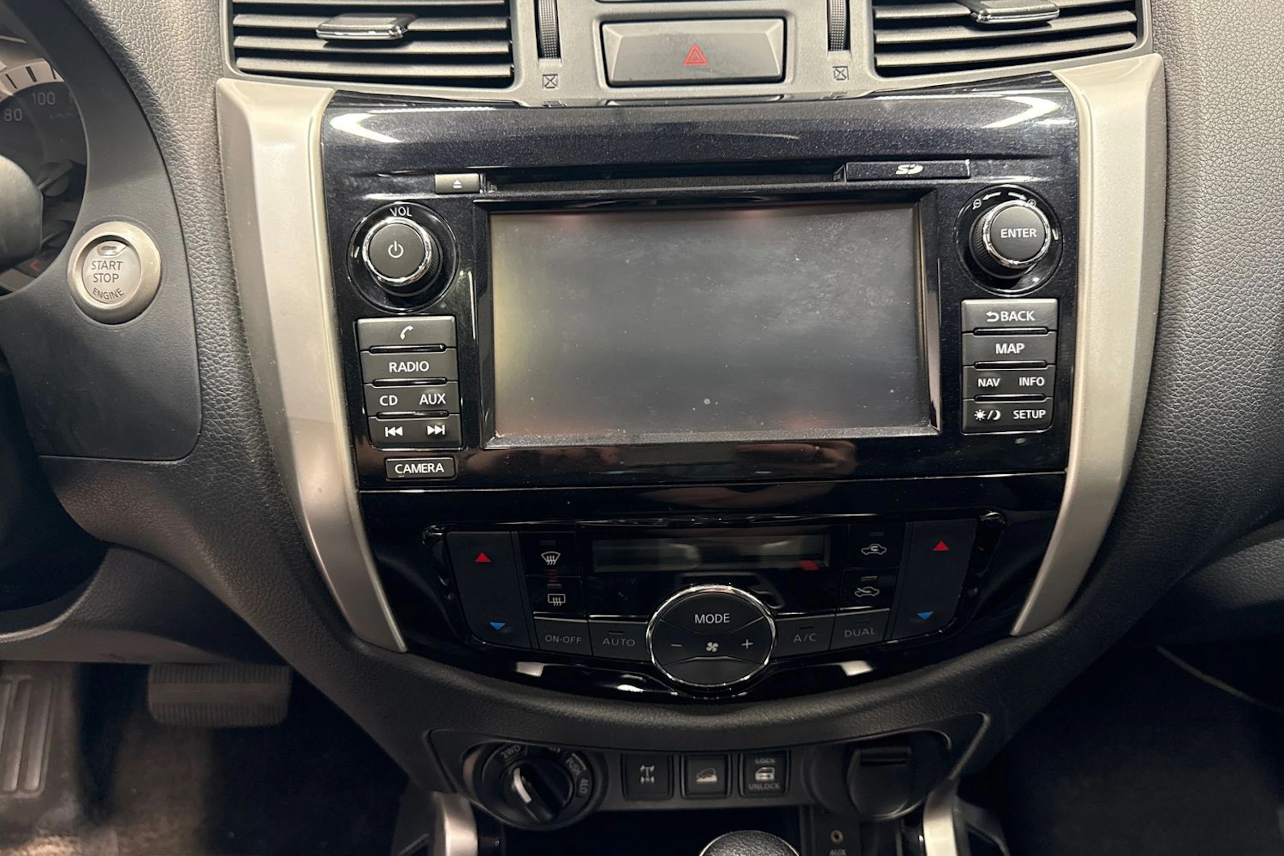 Harmaa Nissan Navara 2019 kuva 23.