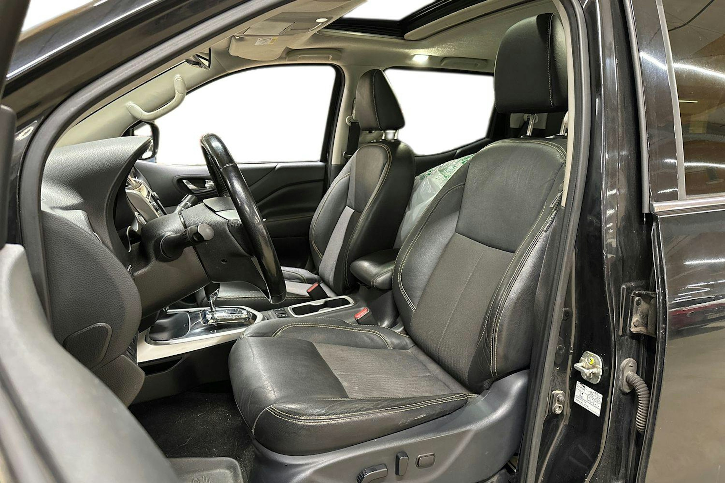 met. musta Nissan Navara 2019 kuva 3.