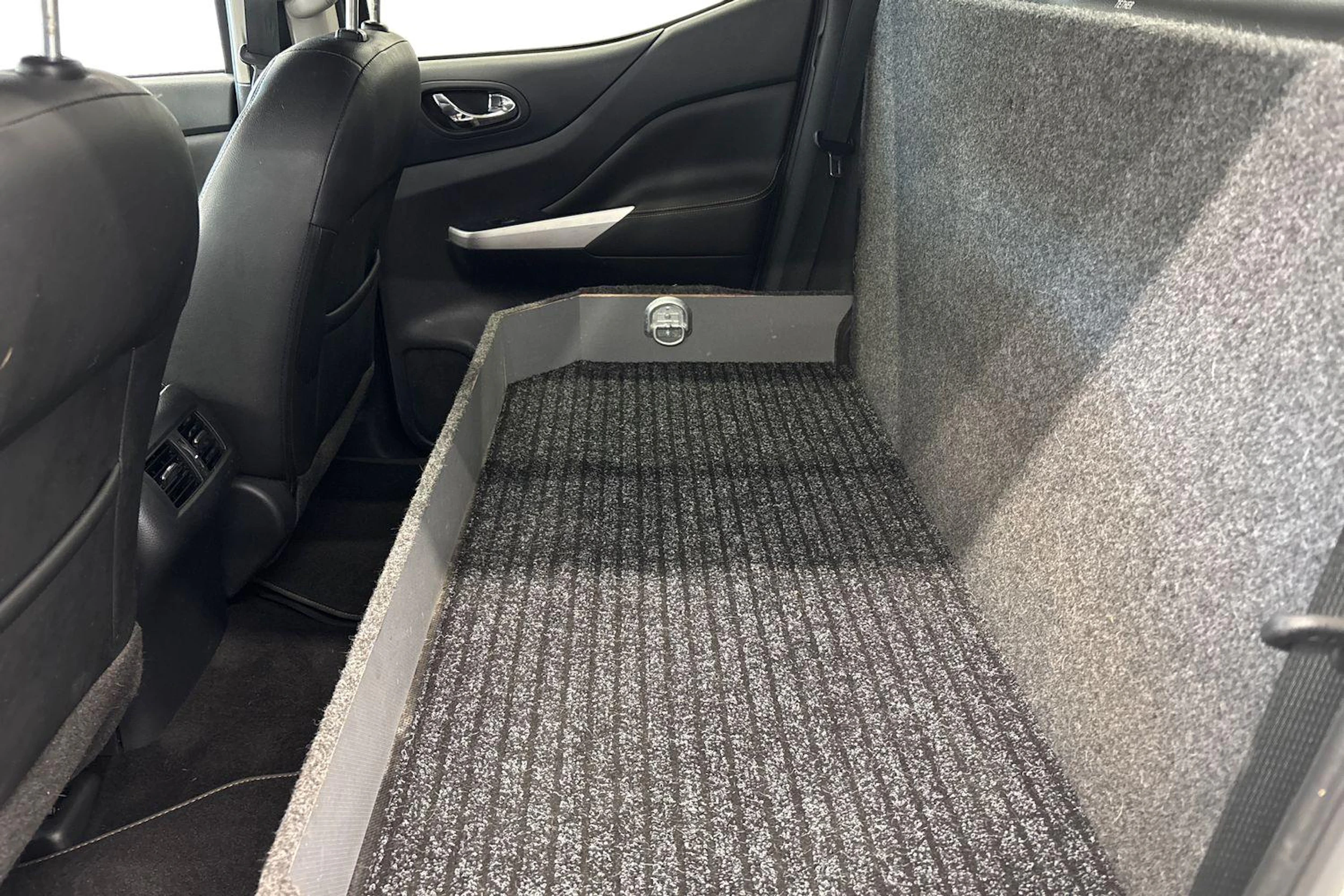 valkoinen Nissan Navara 2019 kuva 8.