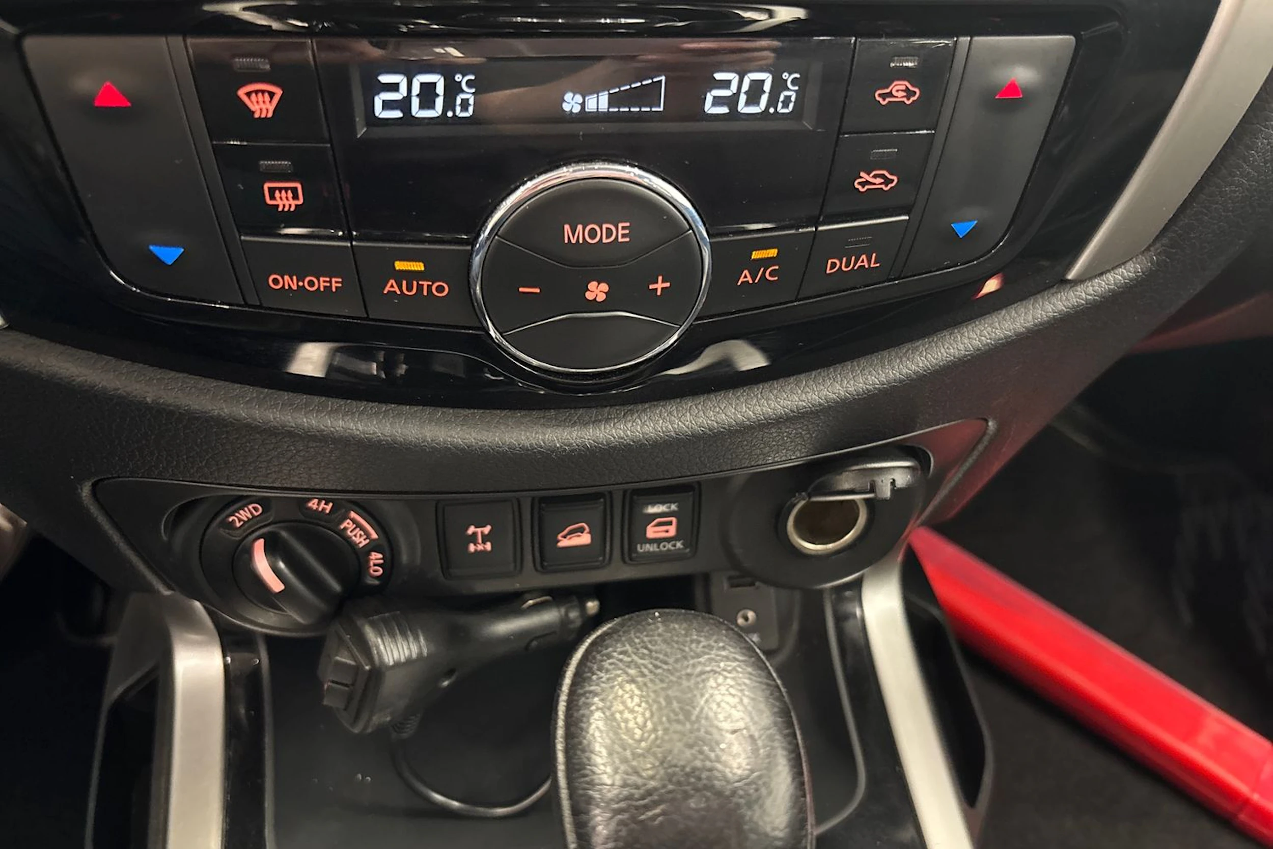 valkoinen Nissan Navara 2019 kuva 11.