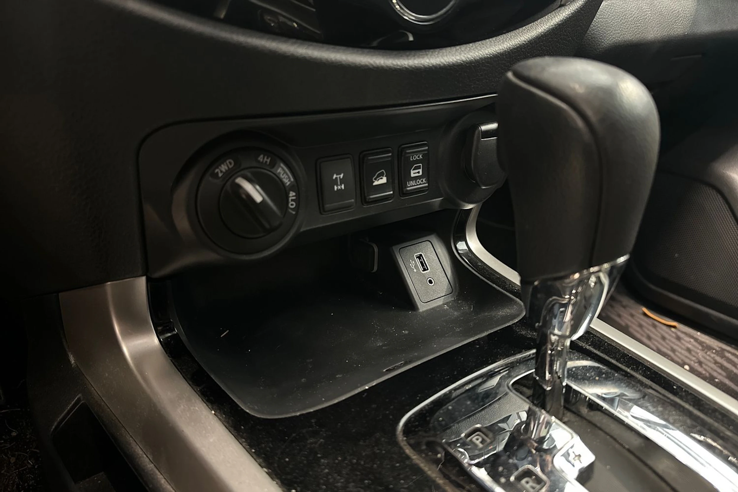 musta Nissan Navara 2020 kuva 5.