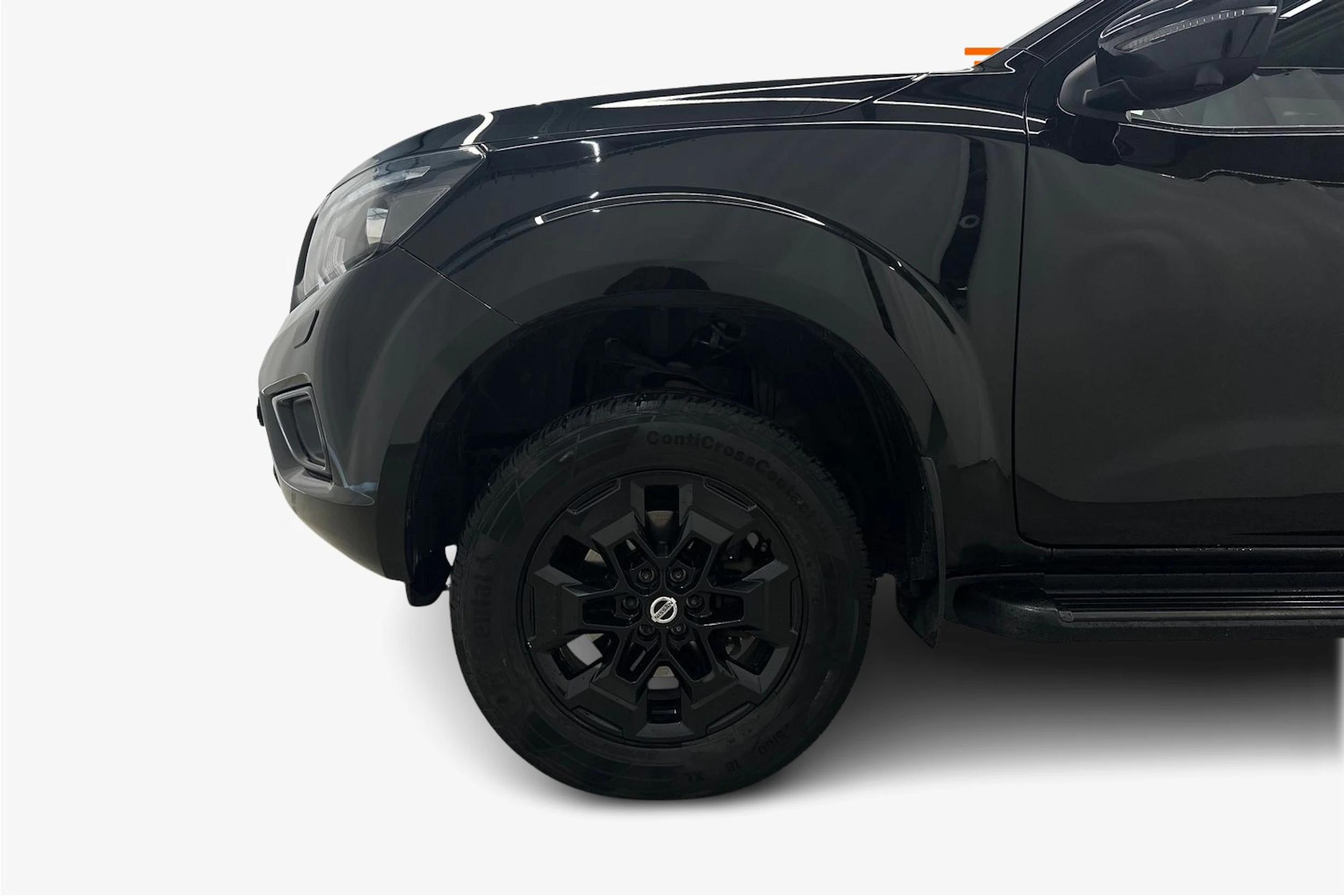 musta Nissan Navara 2020 kuva 9.